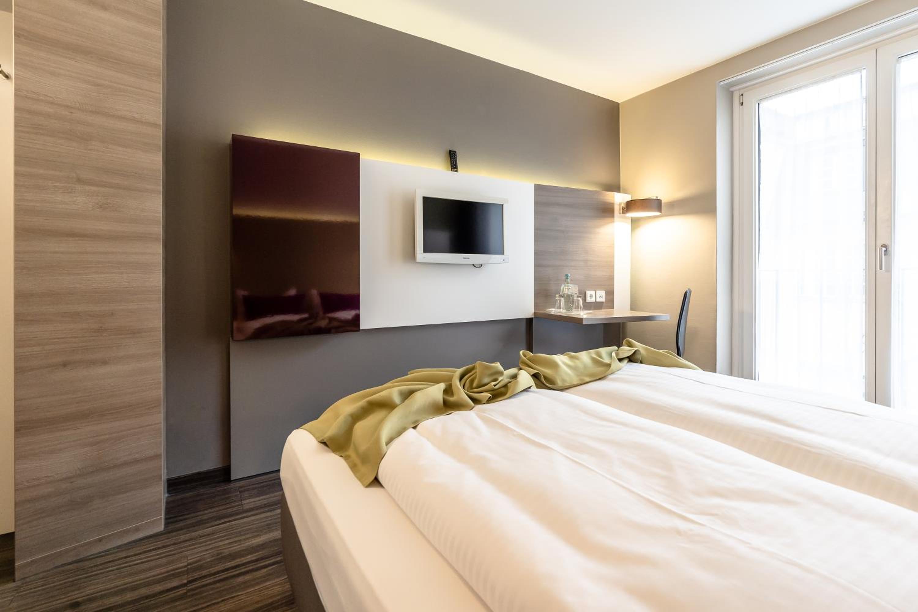 Standard Double Room with Air Conditioning - Photo 9