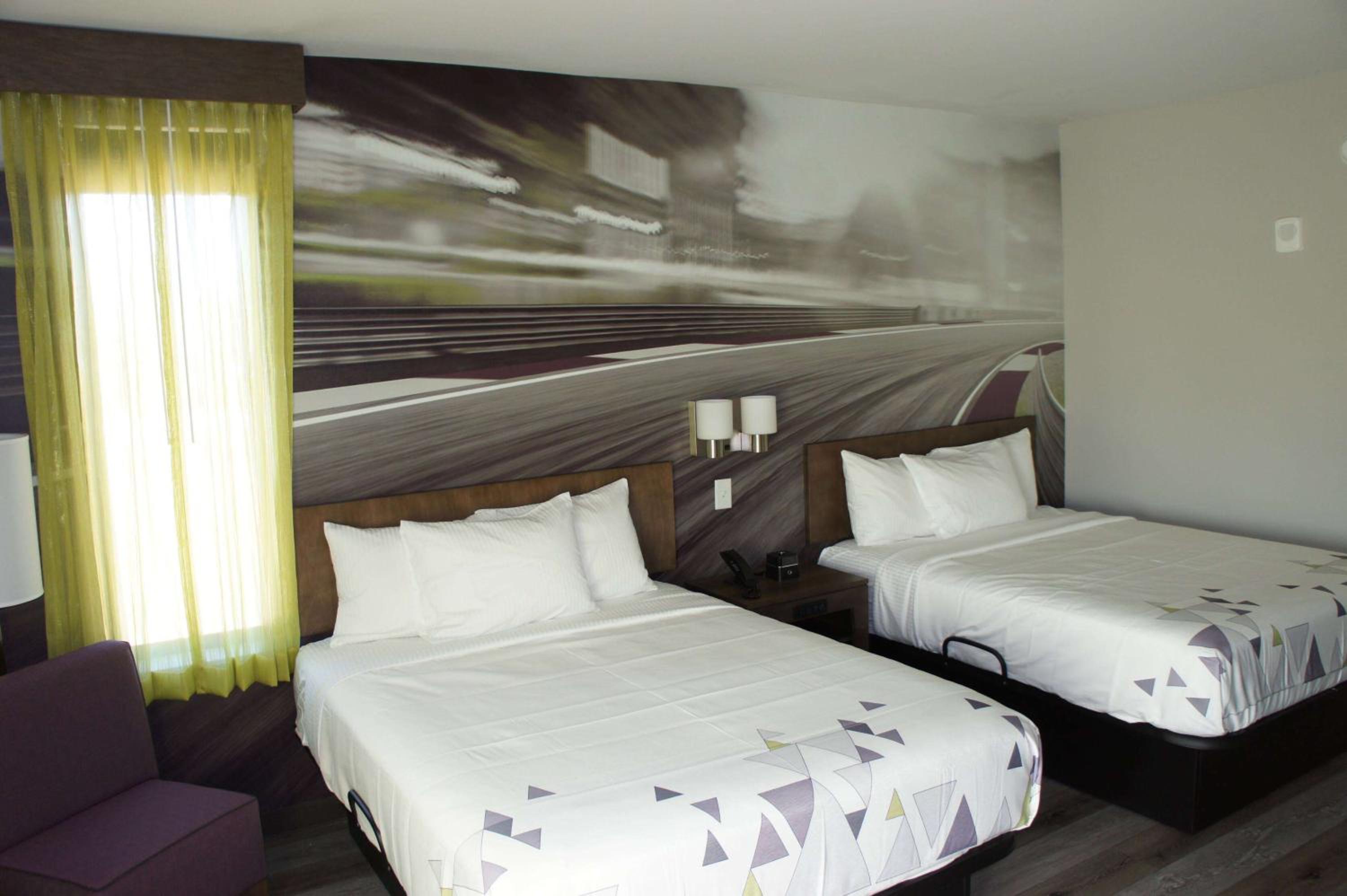 Business Queen Room with Two Queen Beds - Non-Smoking - Photo 2