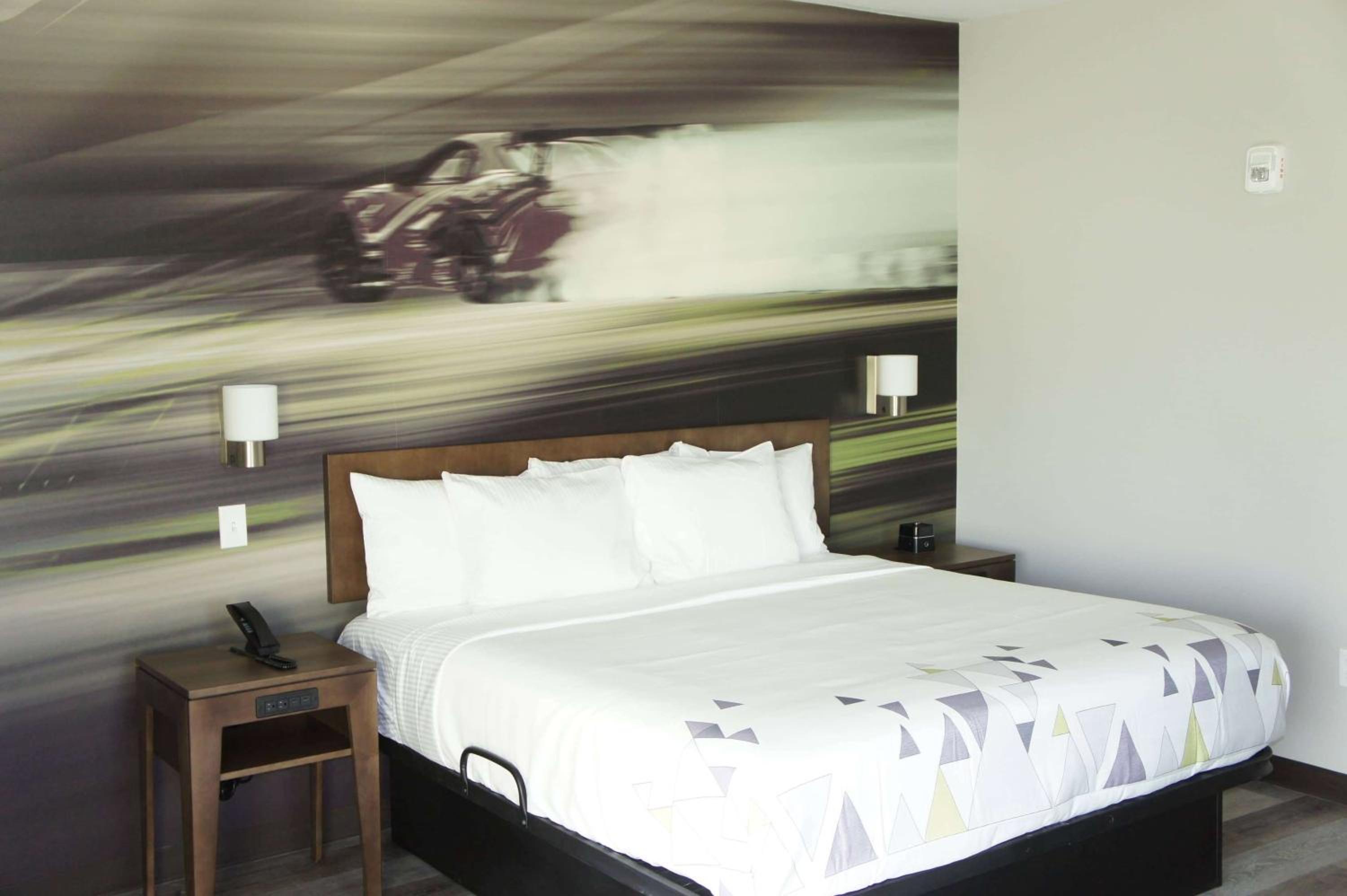 King Room - Non-Smoking - Photo 4