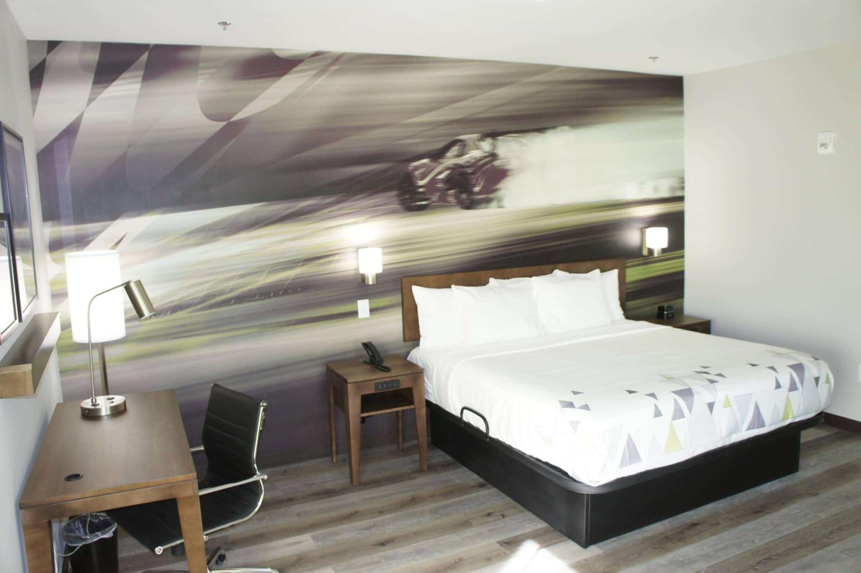 Deluxe King Room with Mobility/Hearing Impaired Access - Non-Smoking - Photo 3