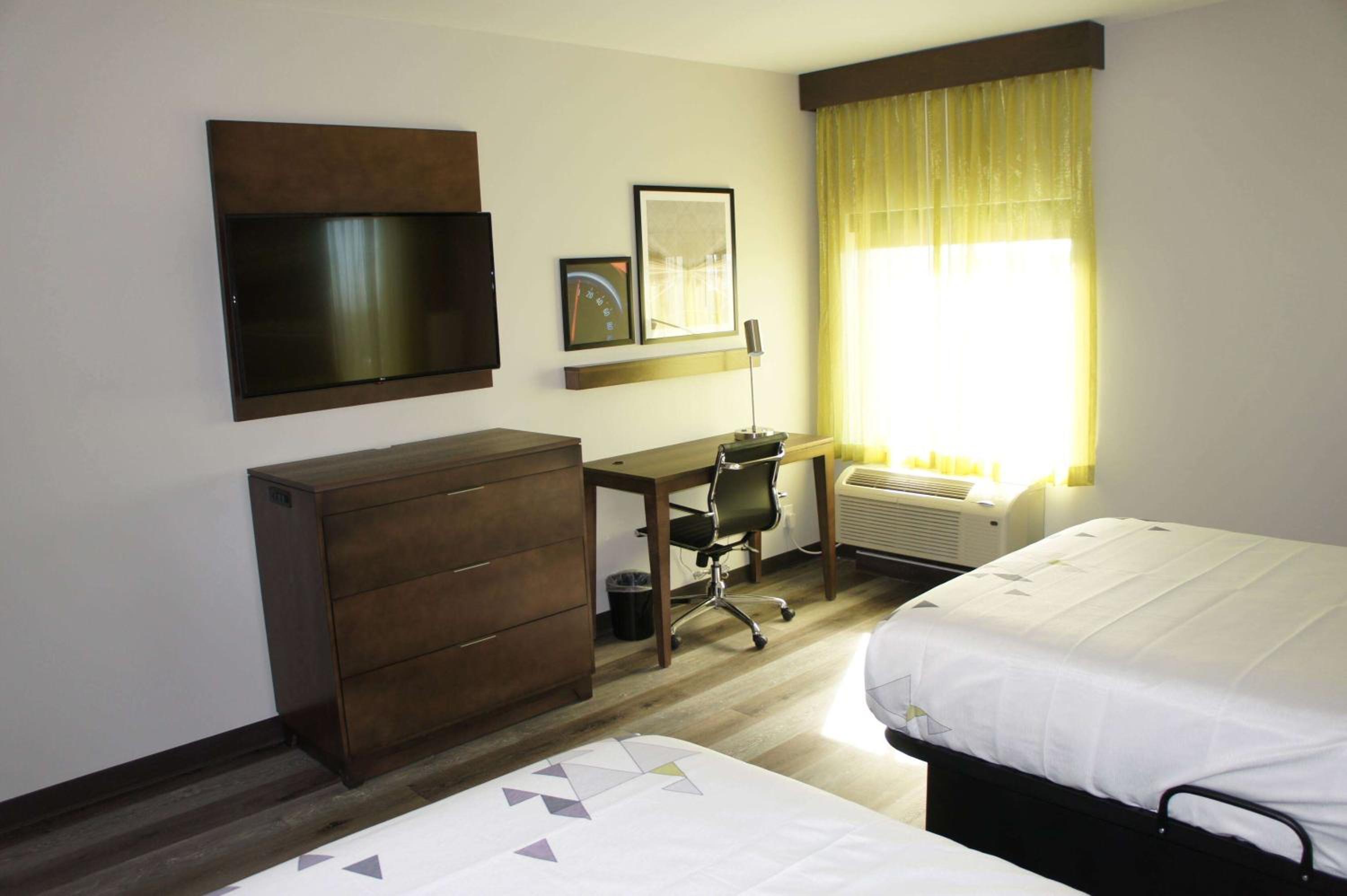 Queen Room with Two Queen Beds - Hearing Impaired Access/Non-Smoking - Photo 2