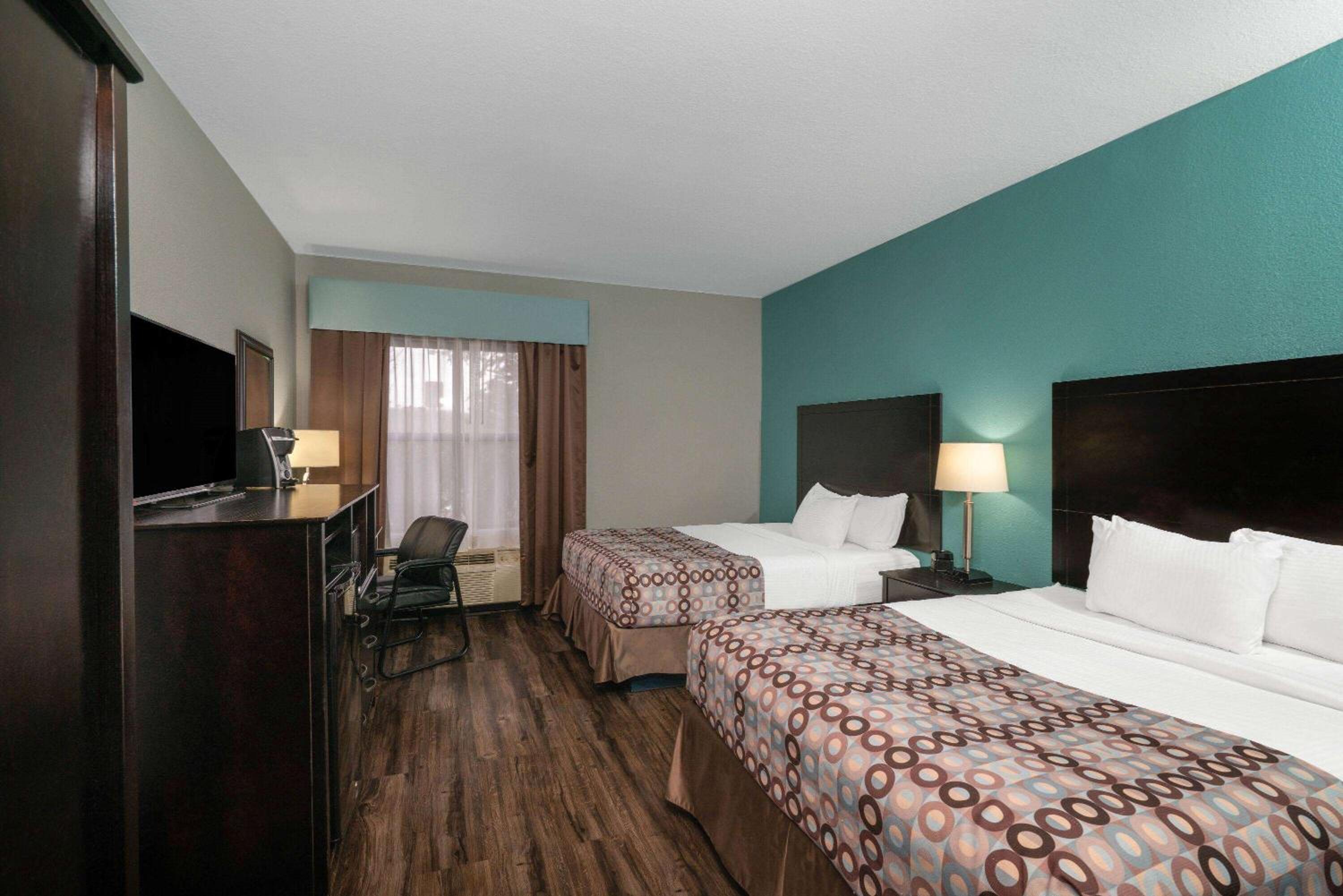 Queen Room with Two Queen Beds - Non-Smoking - Photo 2