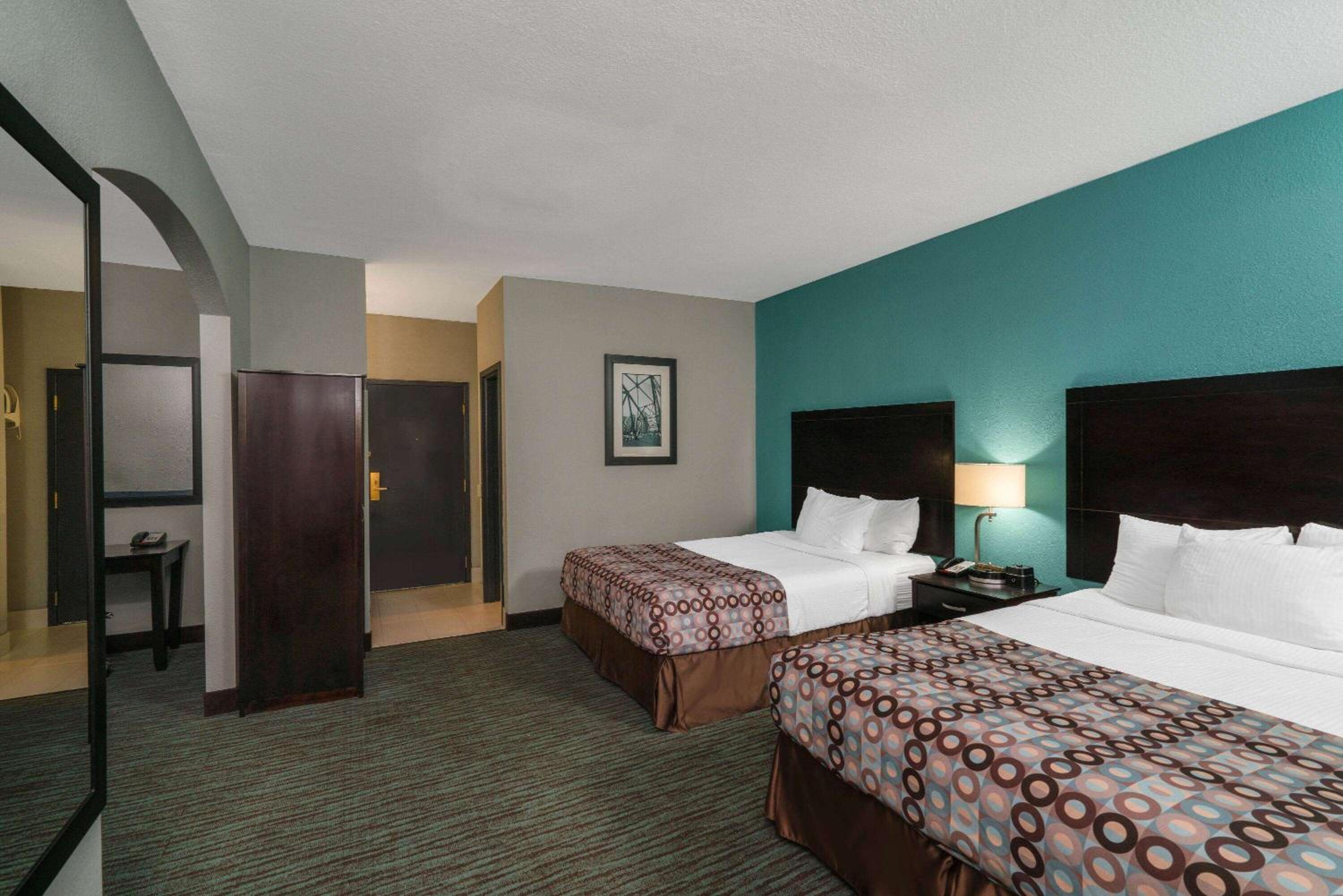 Family Suite with Two Queen Beds - Non-Smoking photo 2