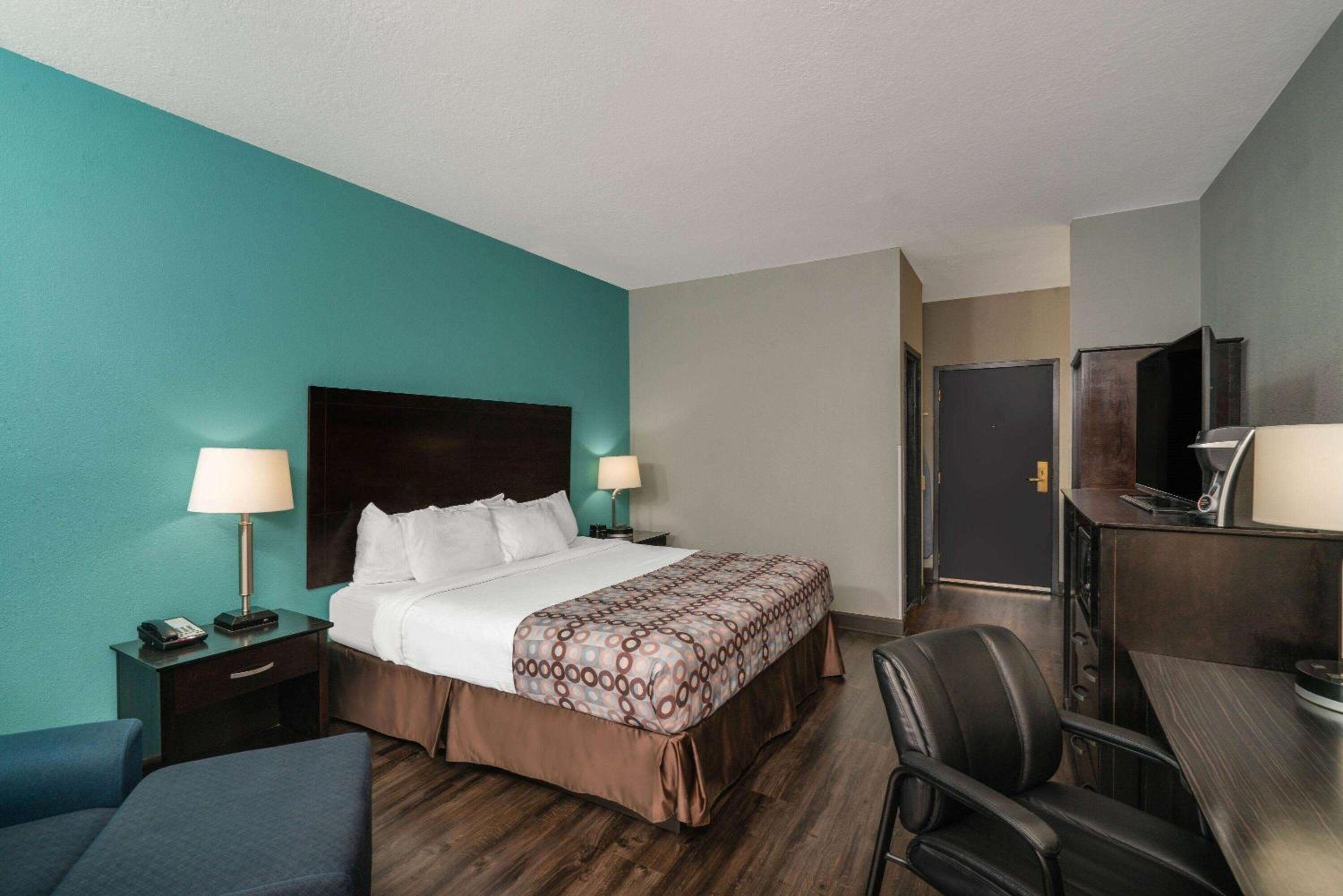 Deluxe King Suite - Non-Smoking photo 2