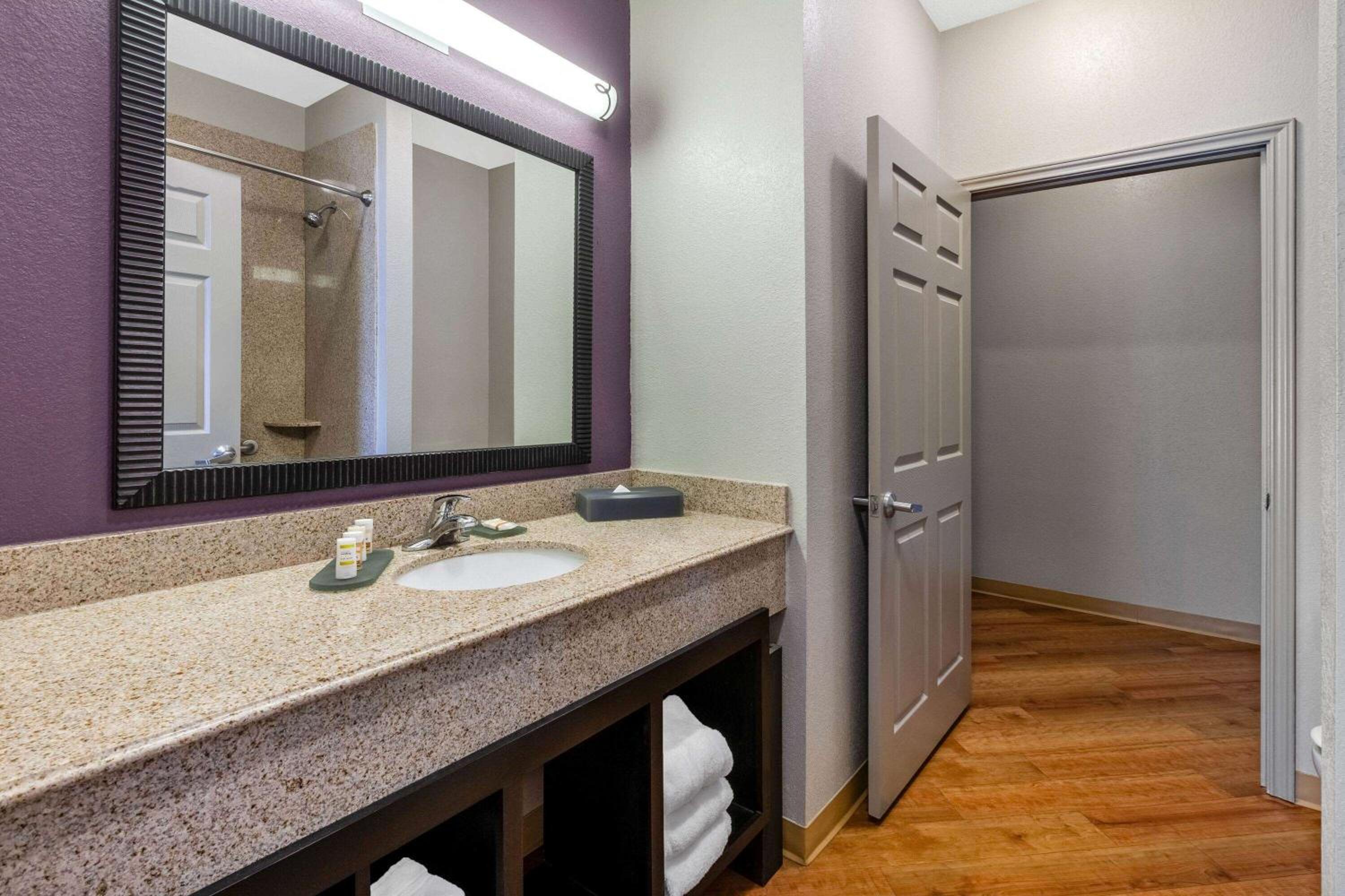 King Suite - Non-Smoking - Photo 6