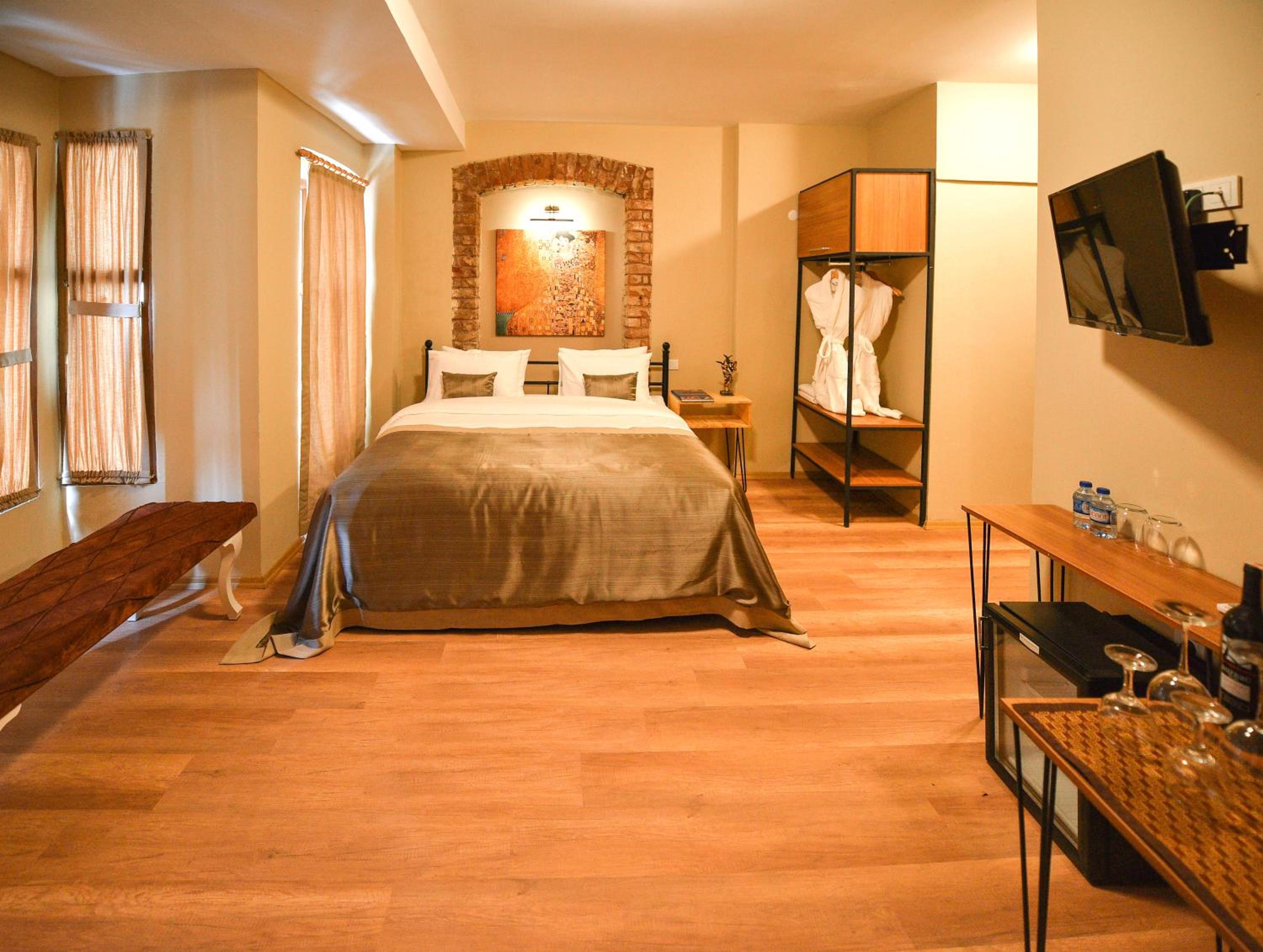Deluxe King Room photo 1