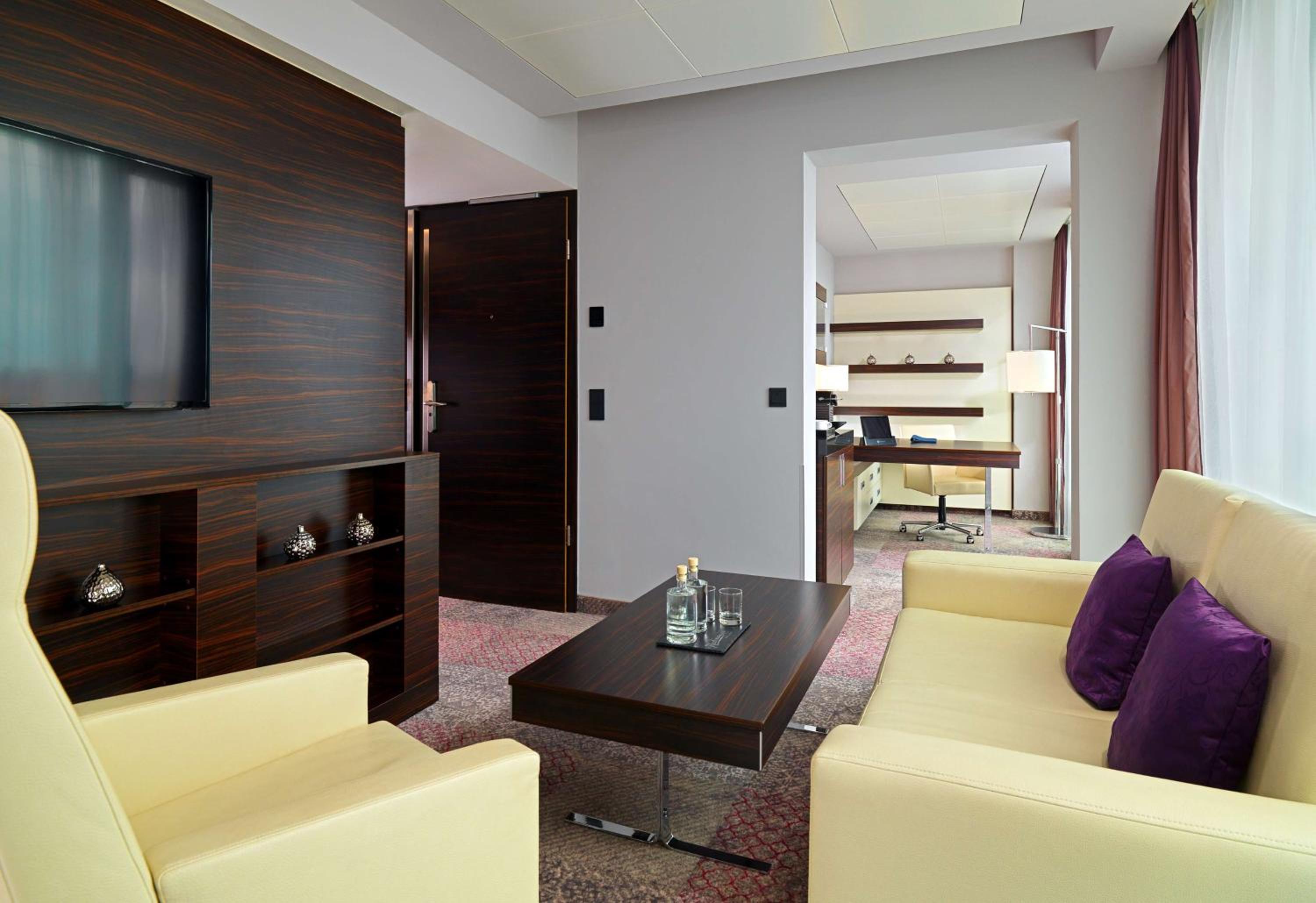 Suite - Photo 1