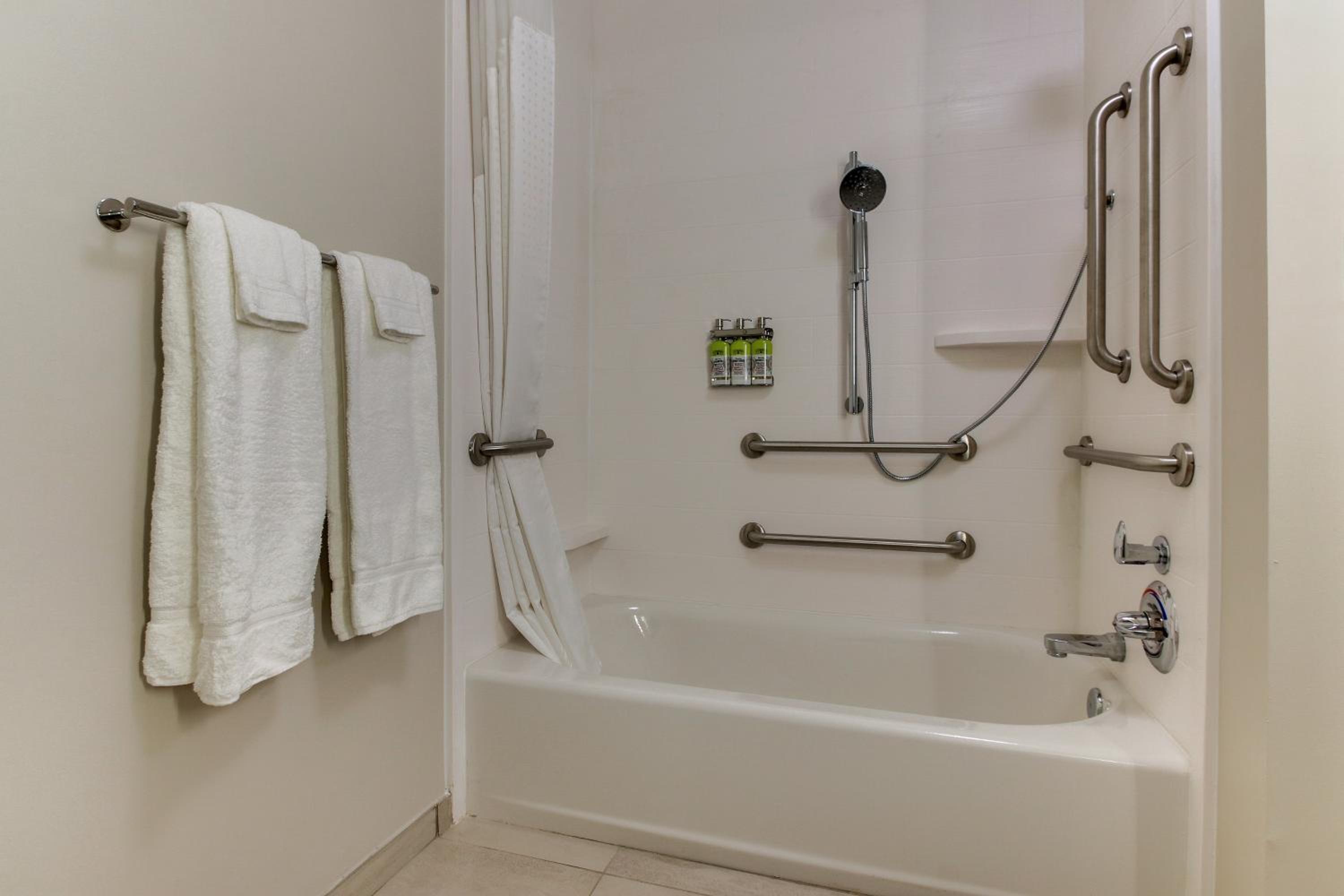 Standard Queen Room with Two Queen Beds and Mobility Accessible Tub - Photo 2