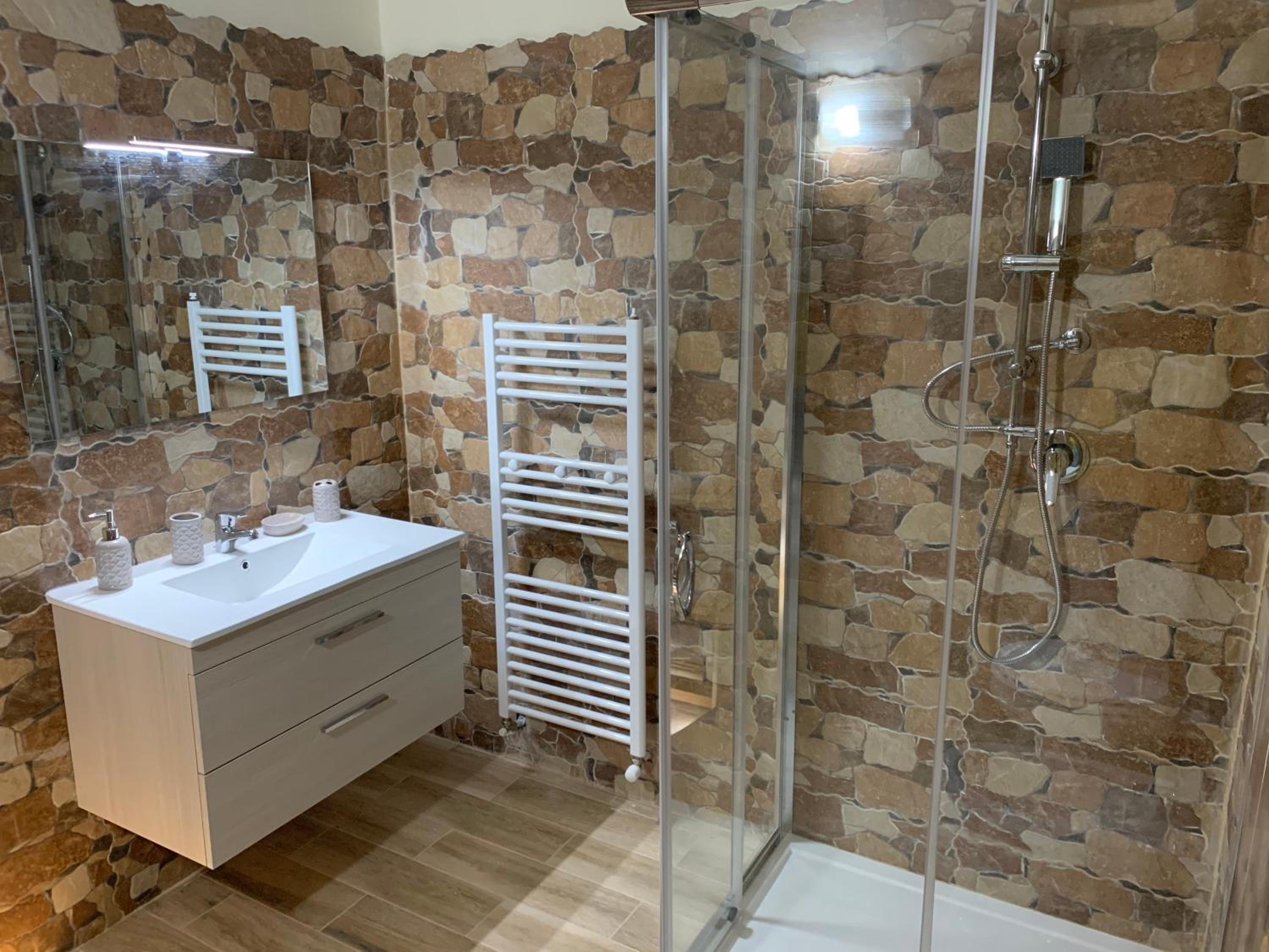 Double Room with Private Bathroom - Photo 10