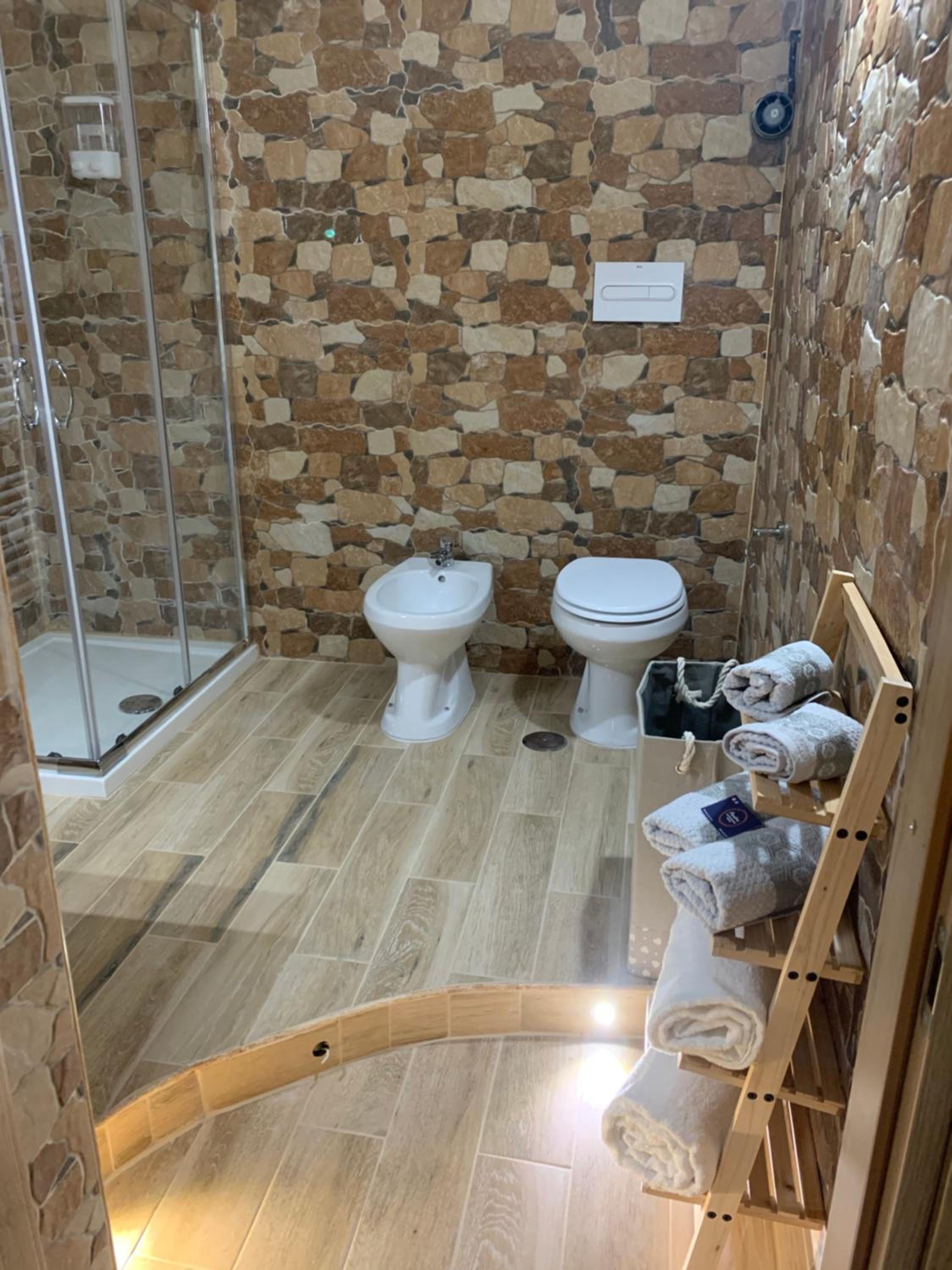 Double Room with Private Bathroom - Photo 9