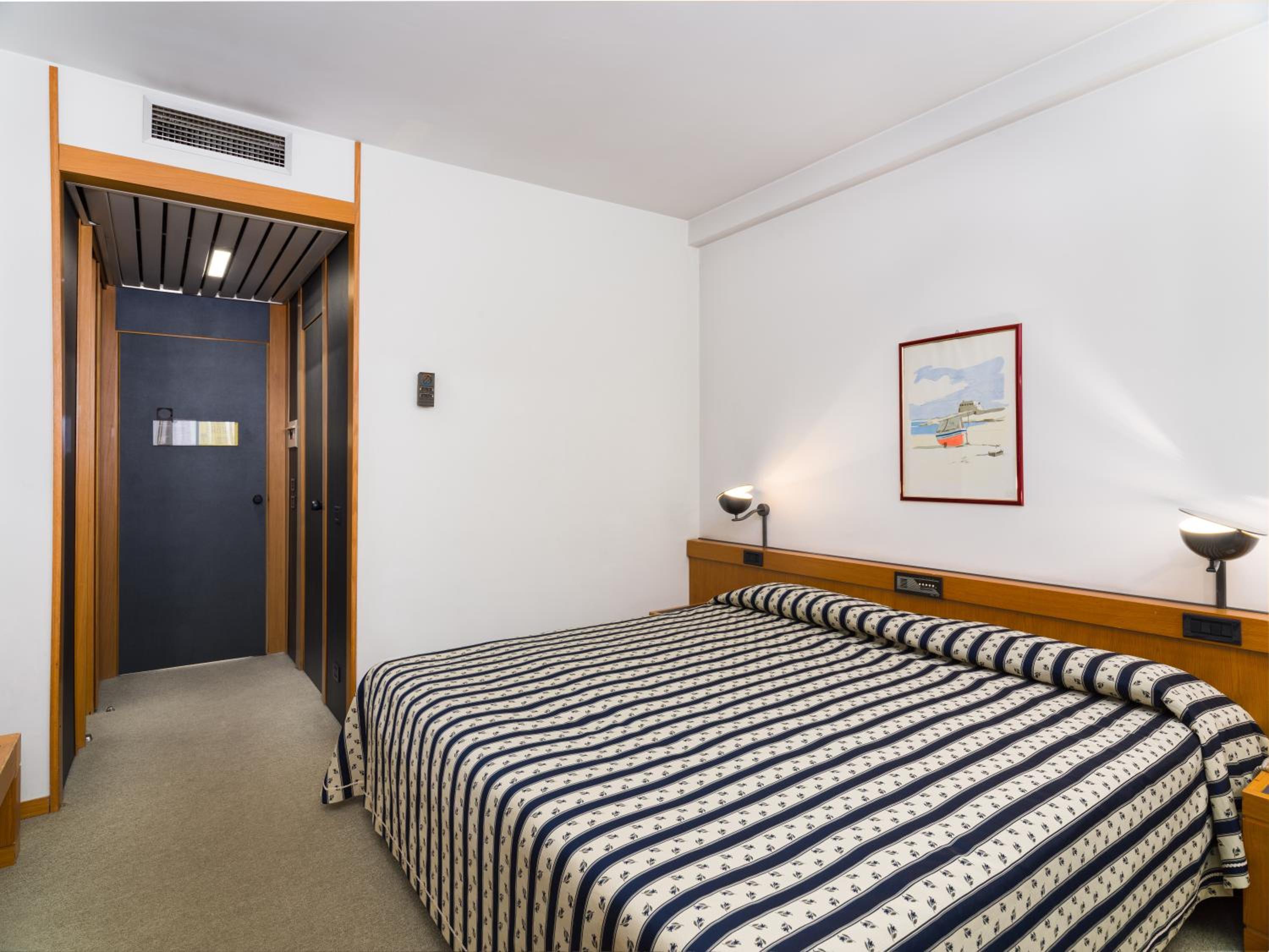Classic Double or Twin Room - Photo 6
