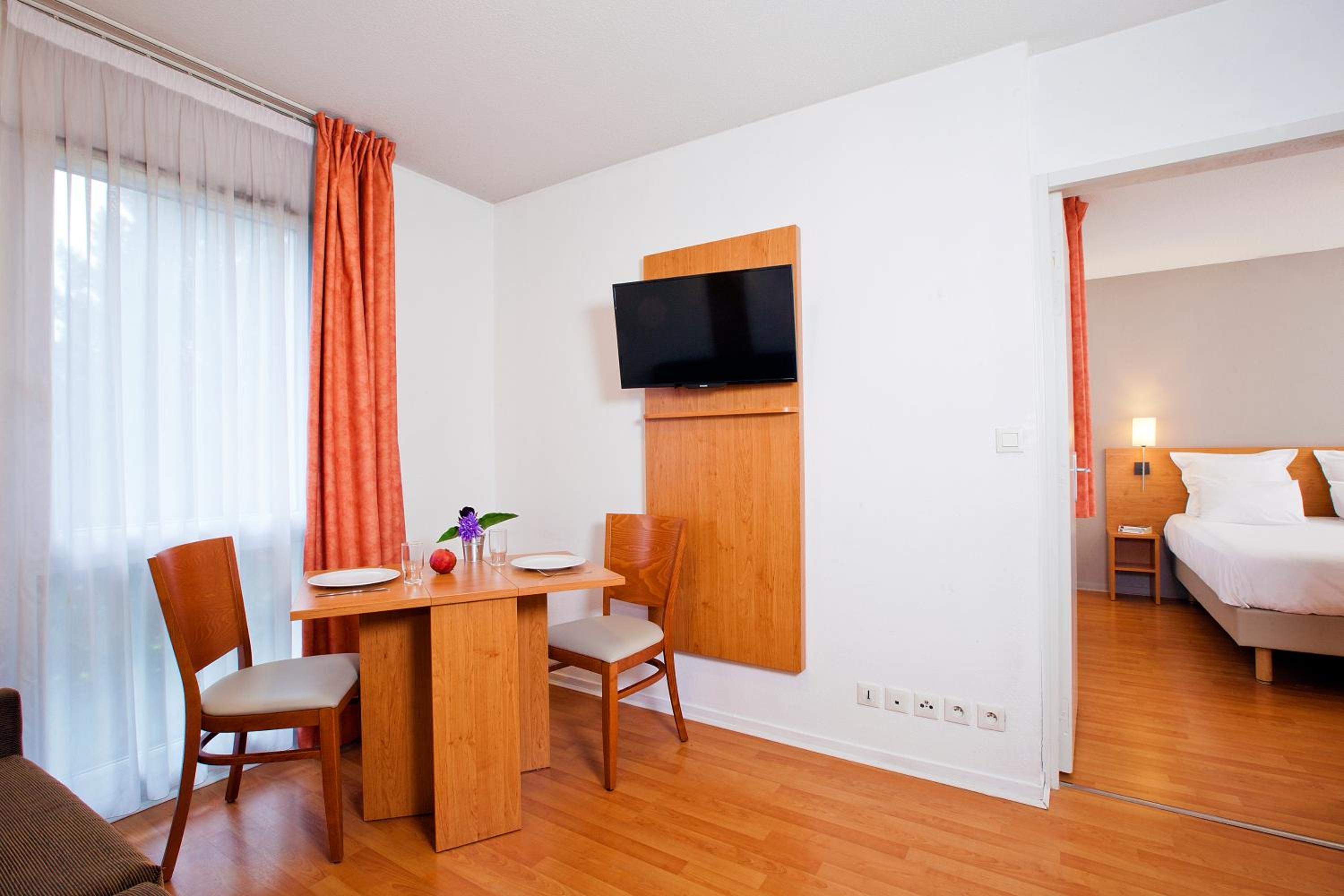 One-Bedroom Apartment photo 2