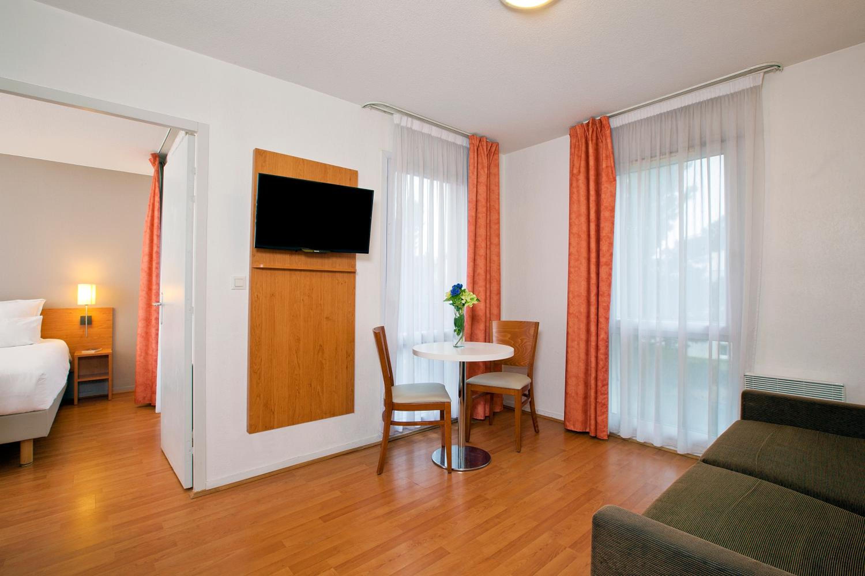One-Bedroom Apartment photo 3