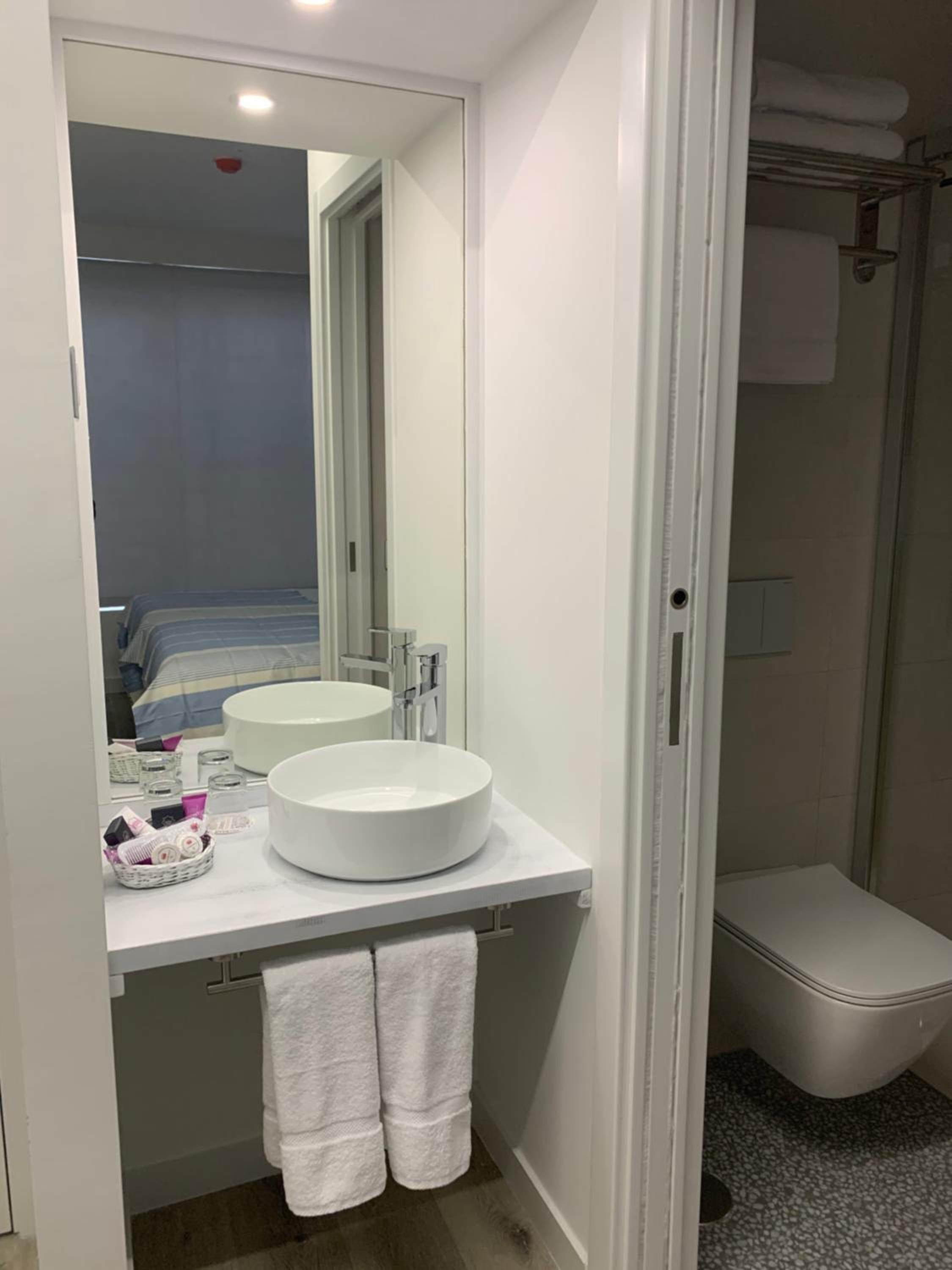 Standard Twin Room - Photo 2