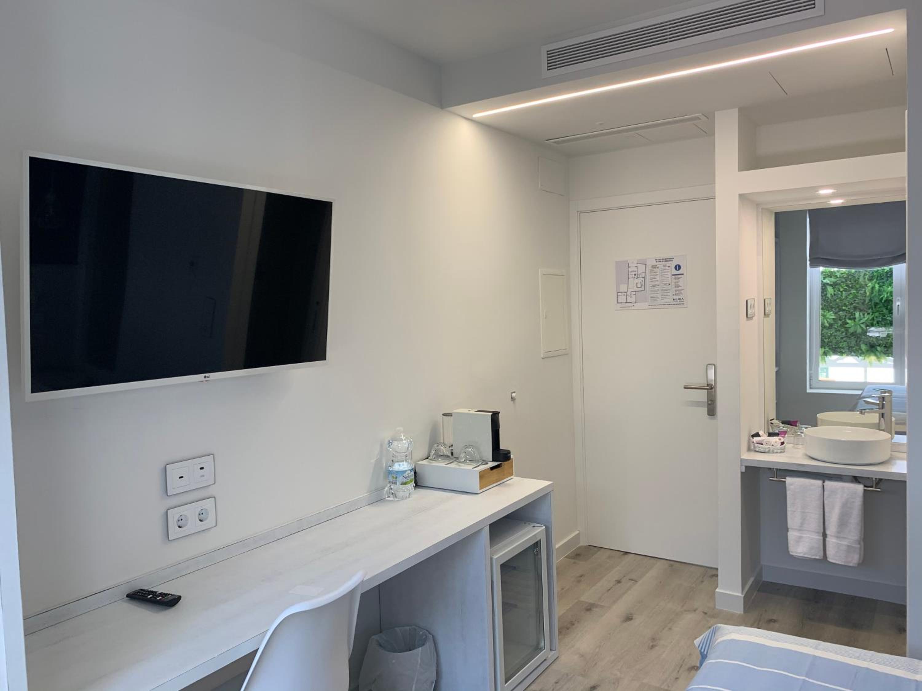 Standard Twin Room - Photo 10