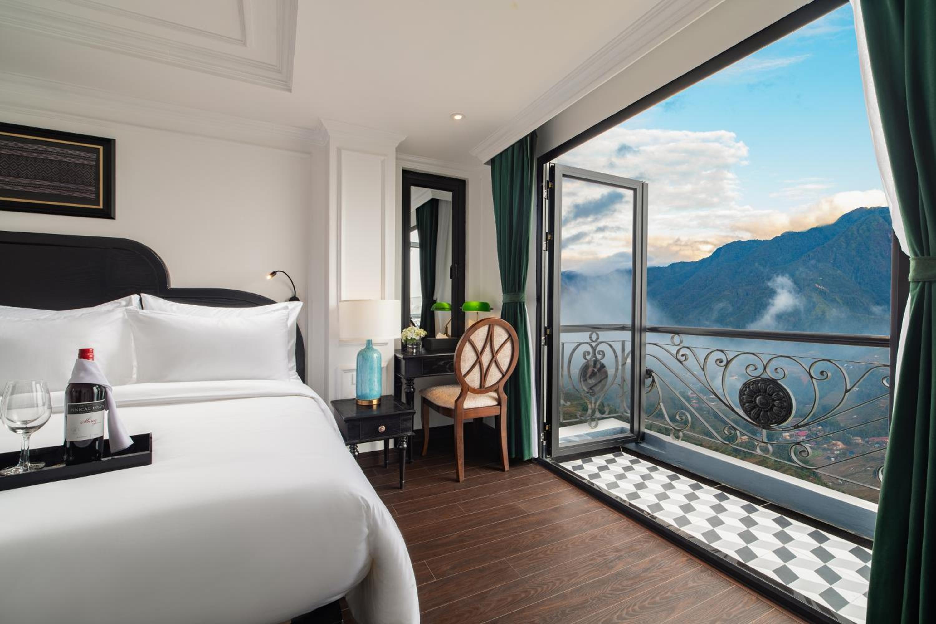 Family Room with Mountain View - Photo 4