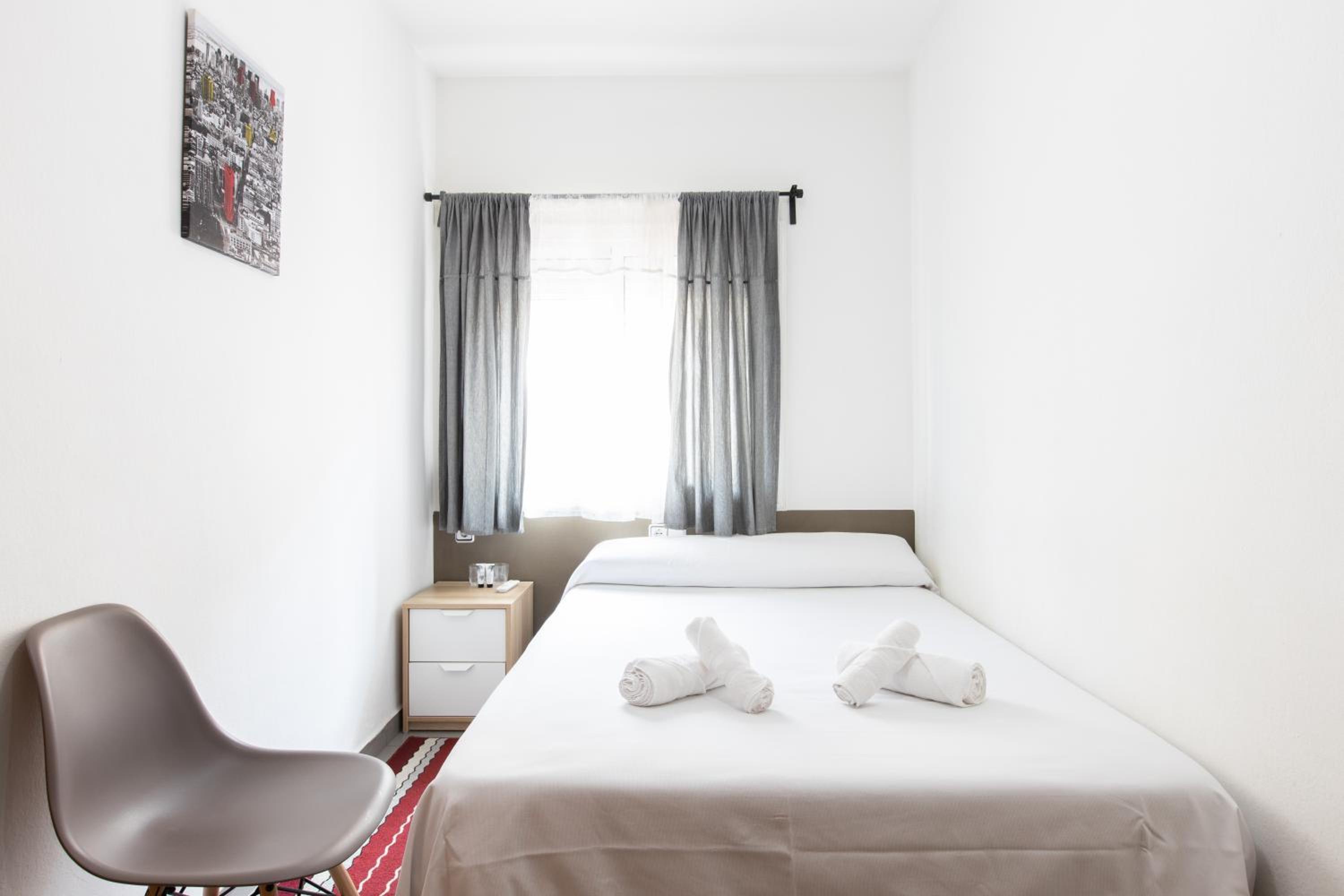 Habitación doble con una cama doble y baño privado