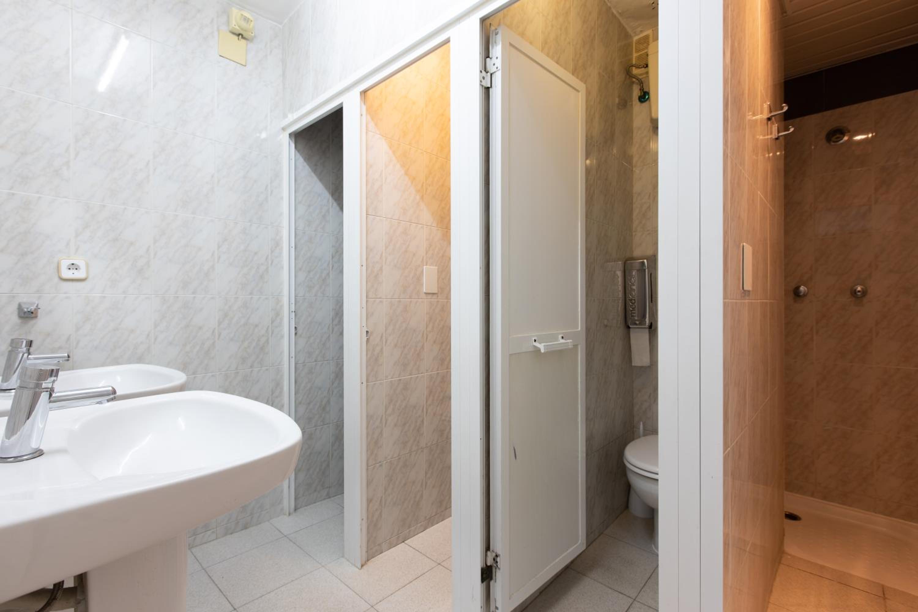 Basic Triple Room with Shared Bathroom photo 2