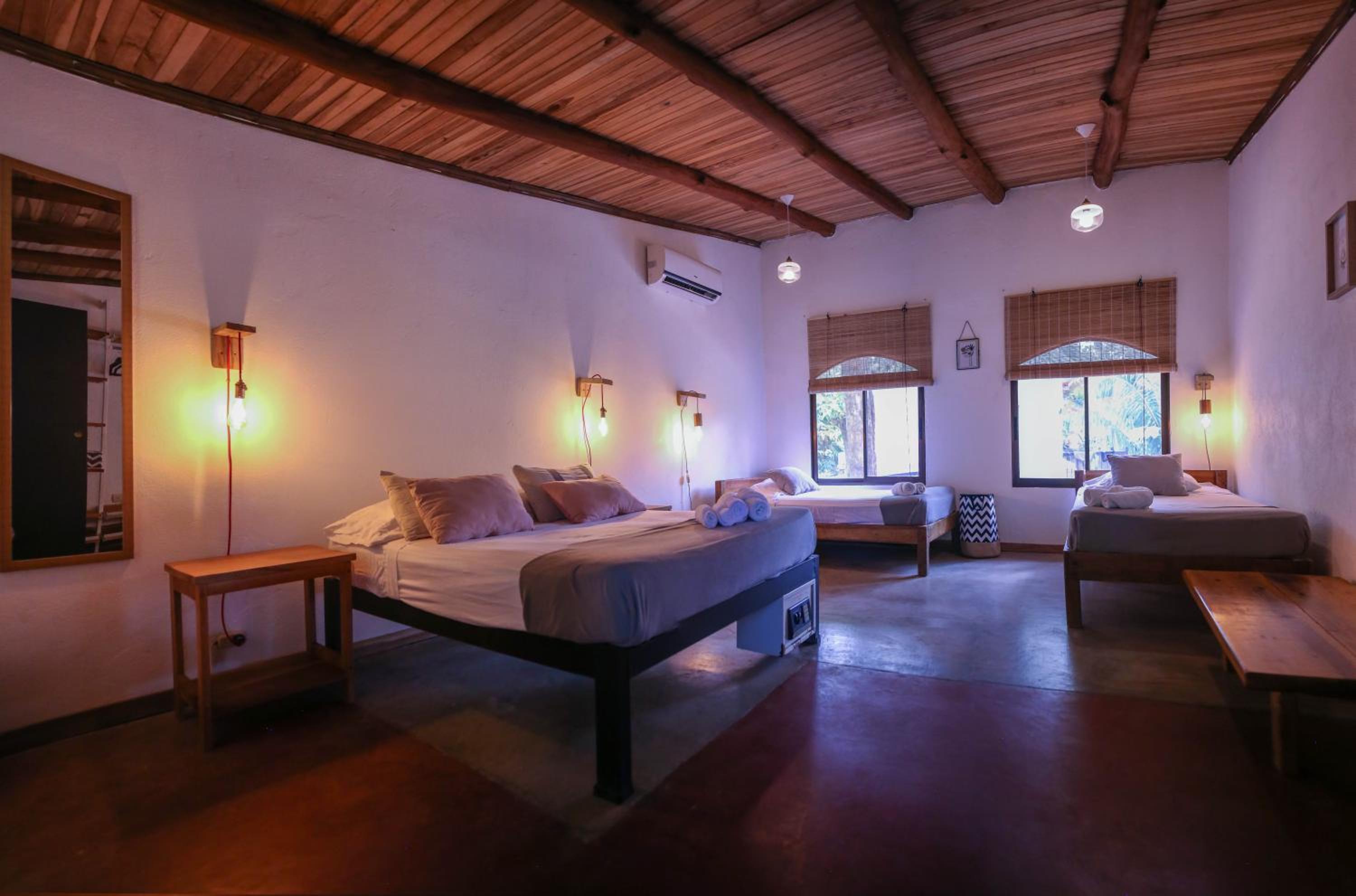 Quadruple Room with Private Bathroom photo 1