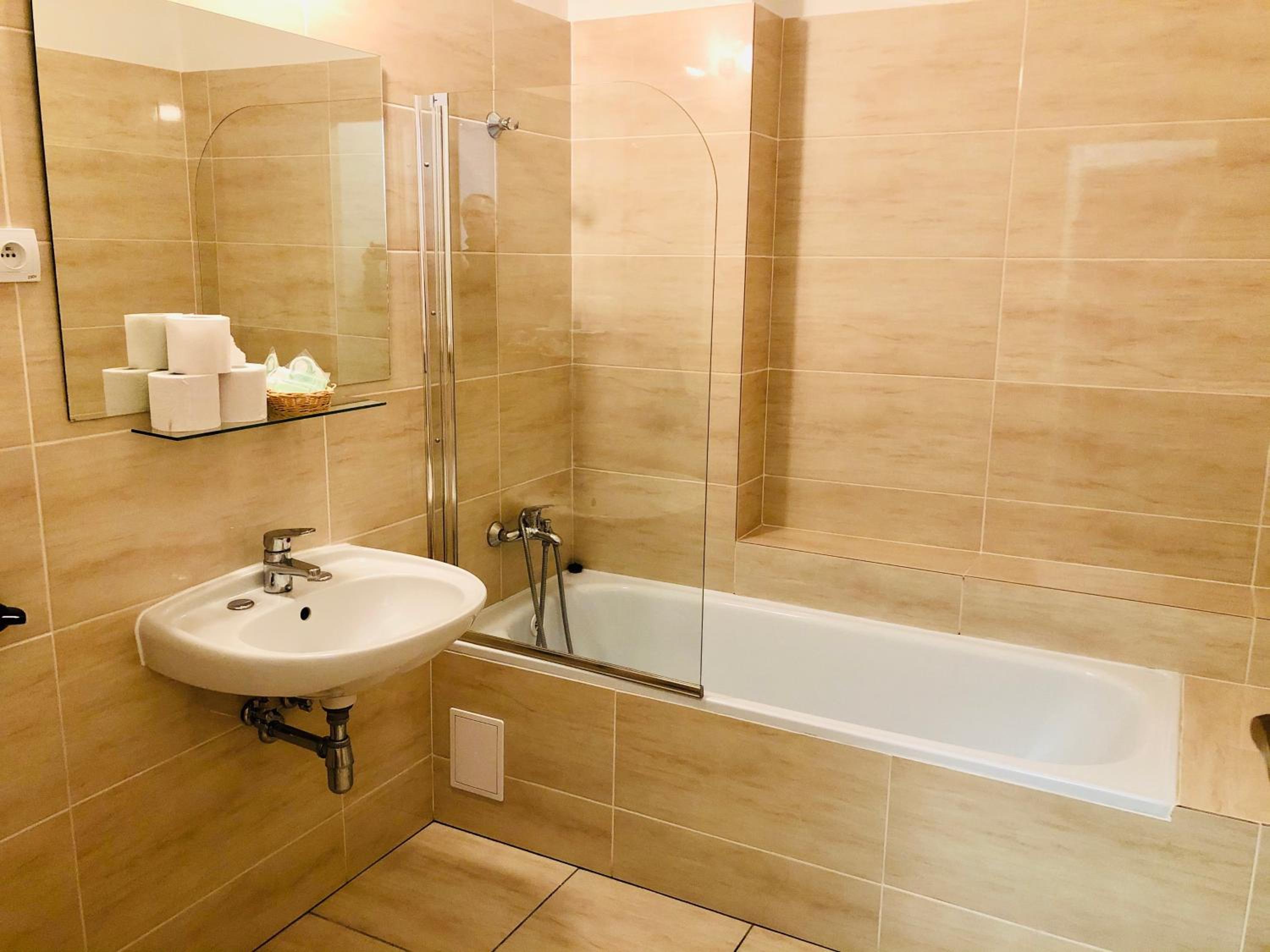 Standard Double Room with 2 Extra Beds - Photo 12