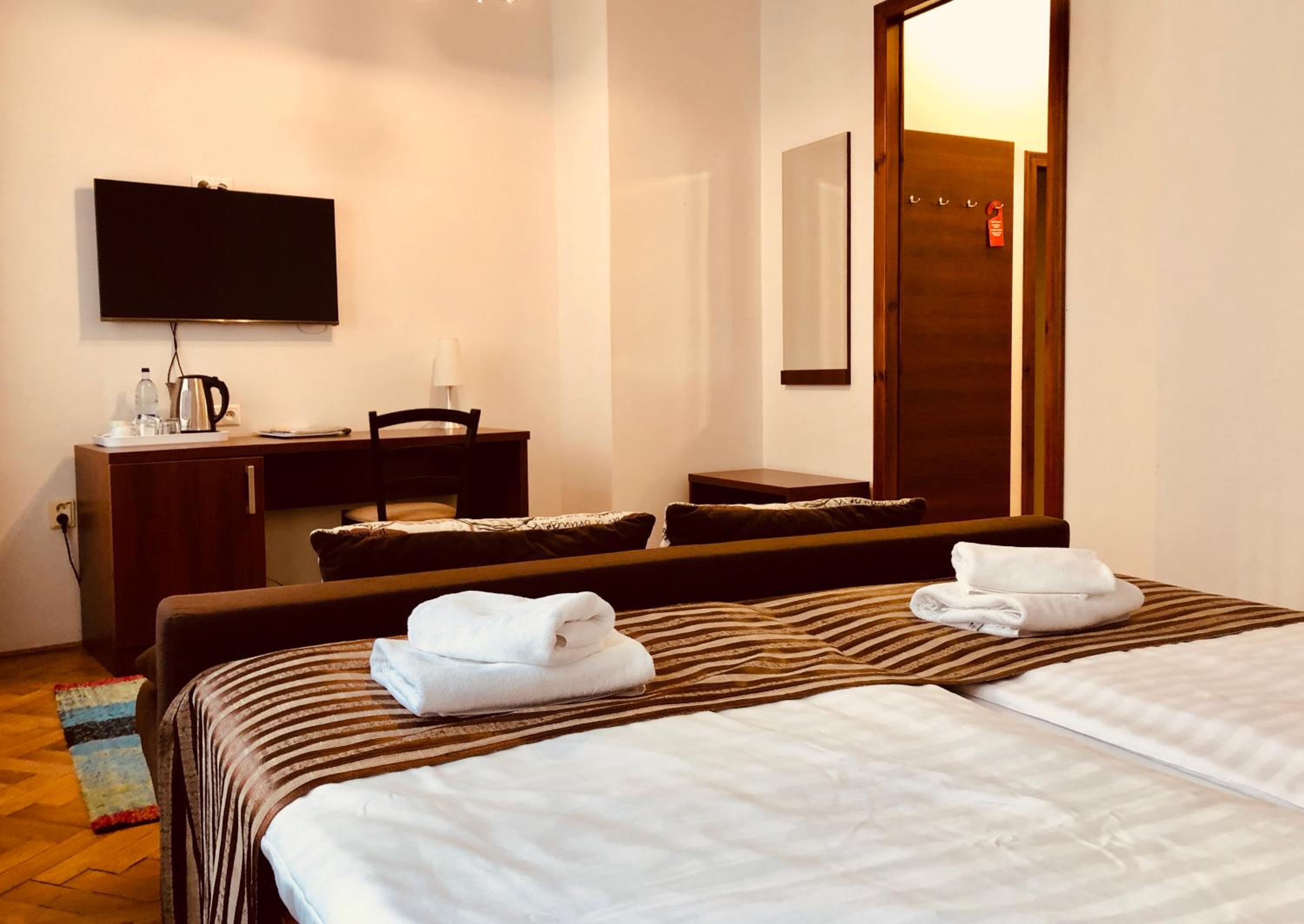 Standard Double Room with 2 Extra Beds - Photo 21