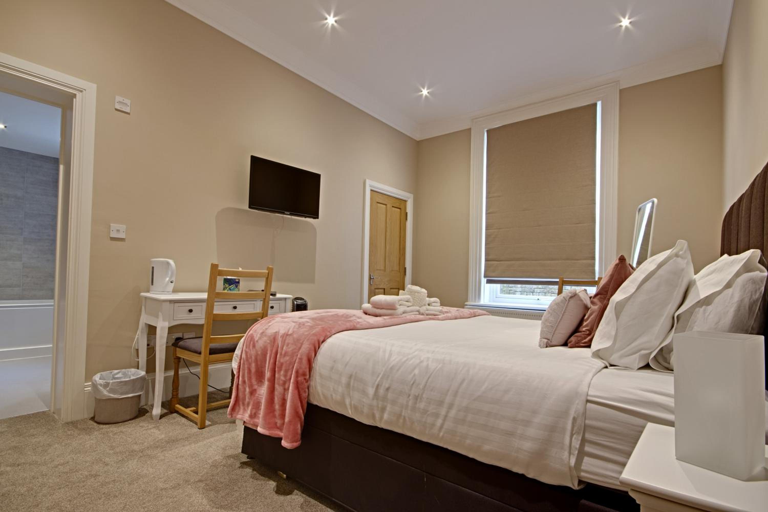 Deluxe Double or Twin Room - Photo 8