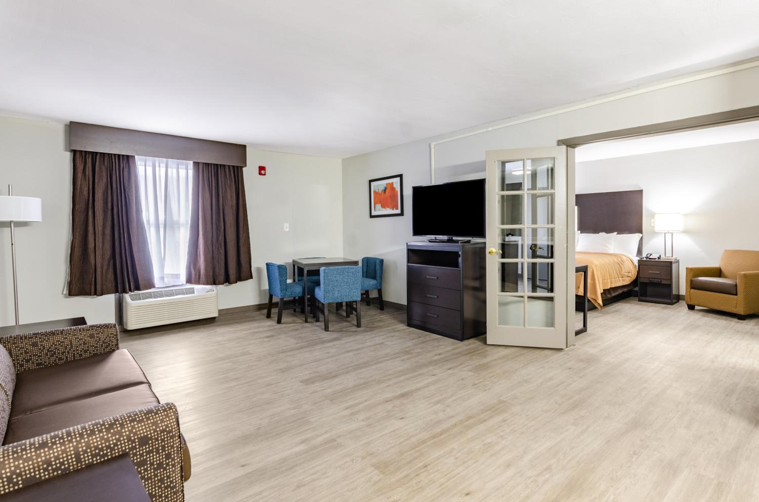 Queen Suite with Two Queen Beds - Non-Smoking - Photo 1