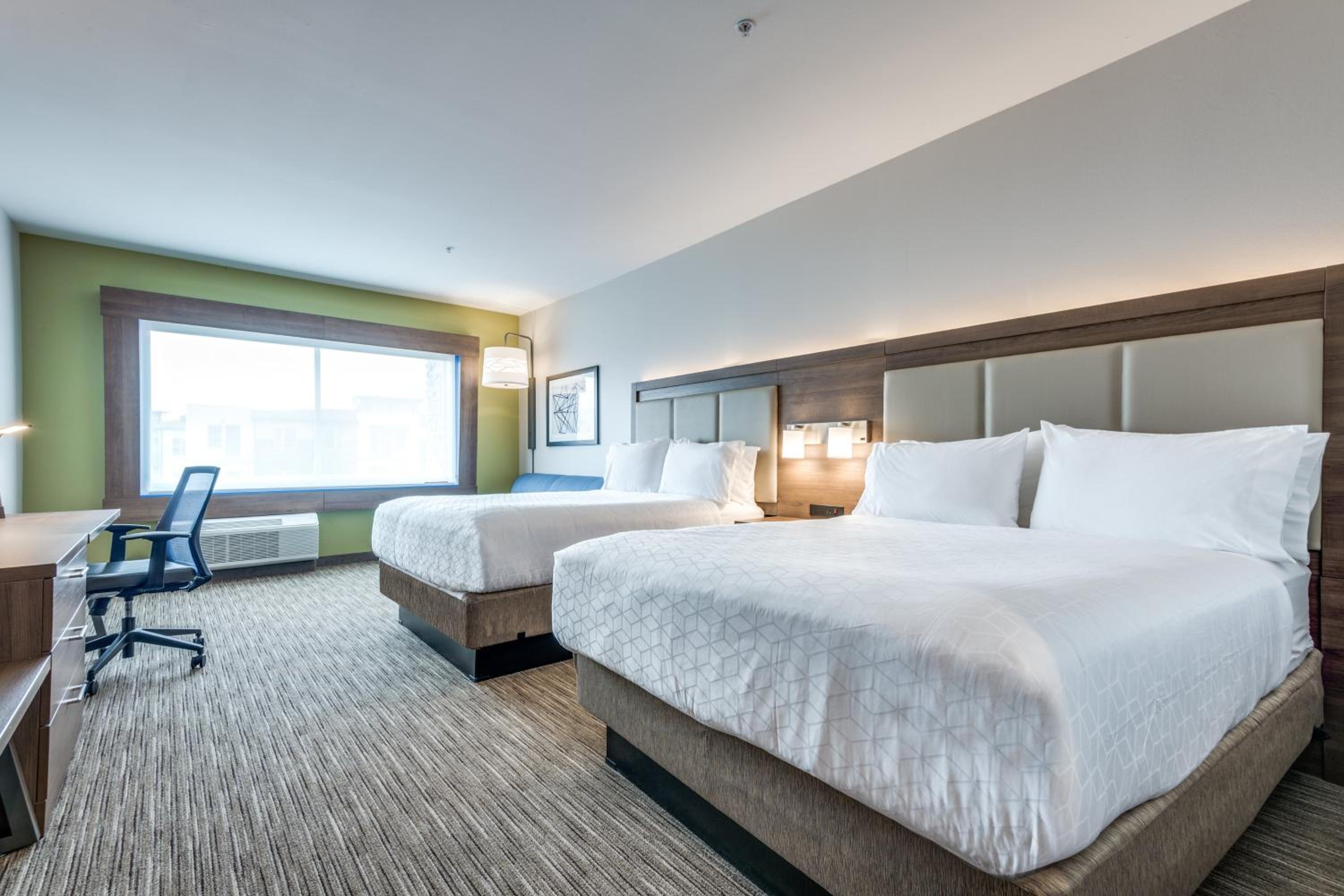 Queen Suite with Two Queen Beds - Photo 3