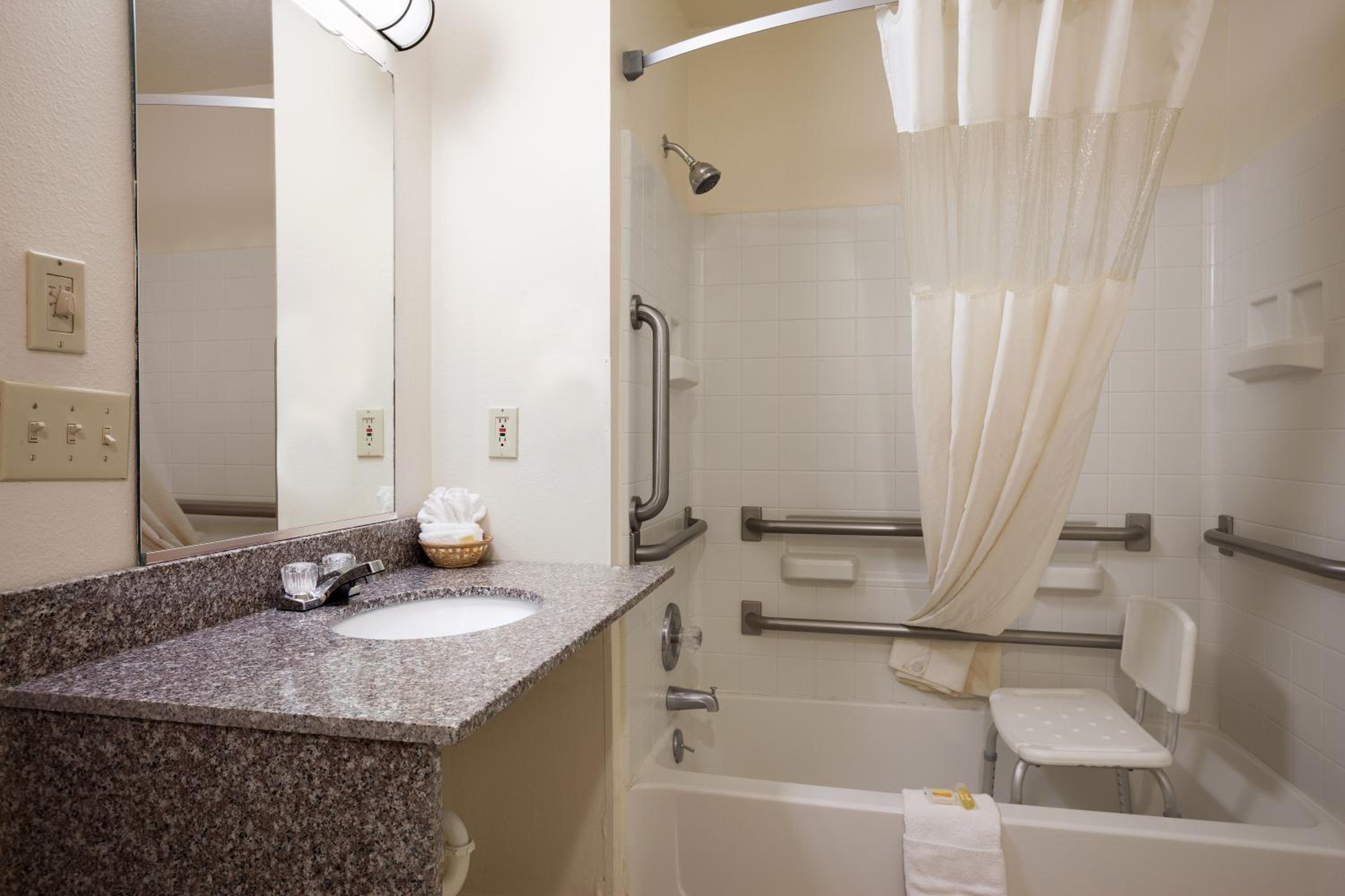 Standard Twin Room - Photo 2