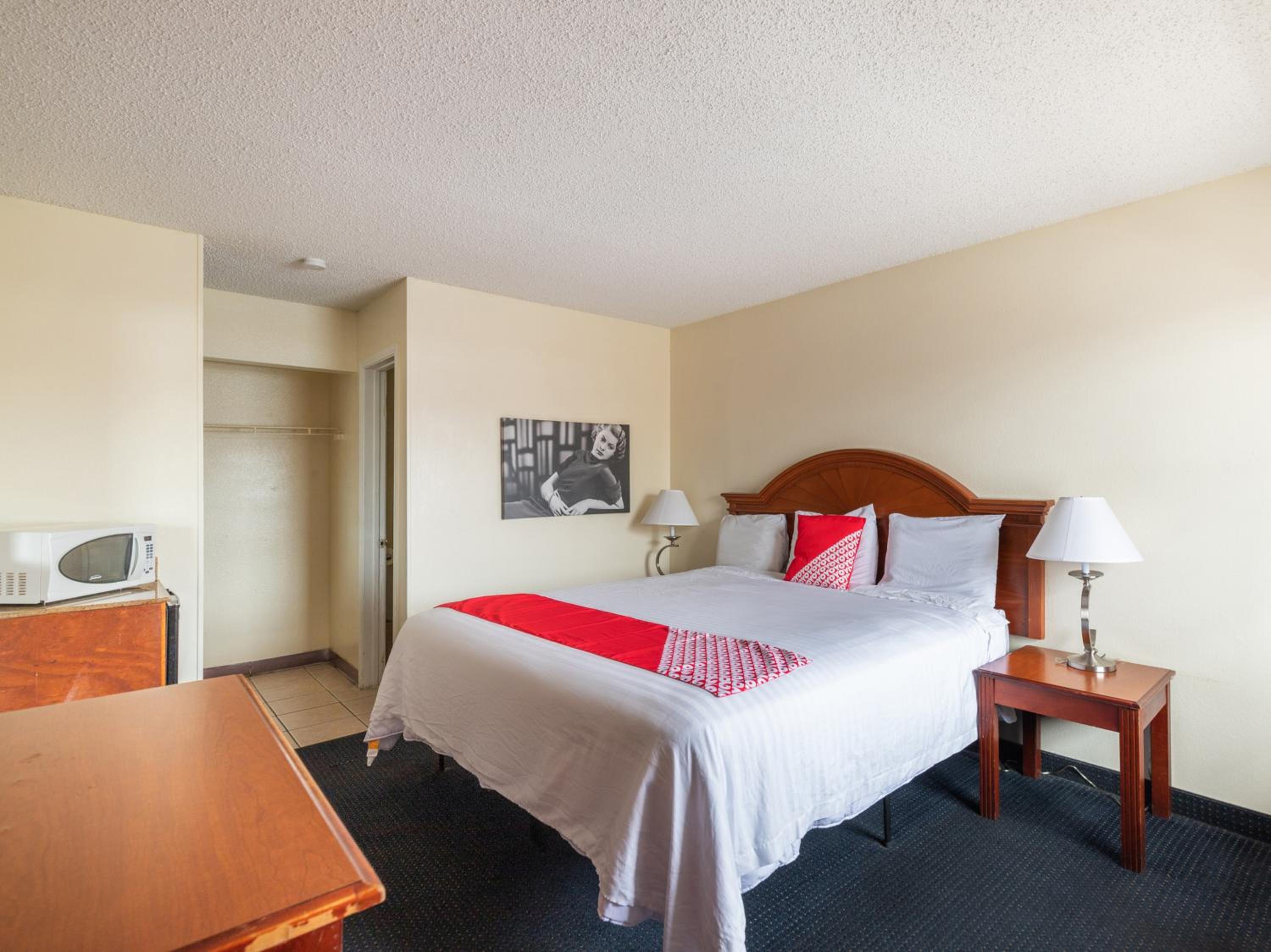 King Bed - Photo 9
