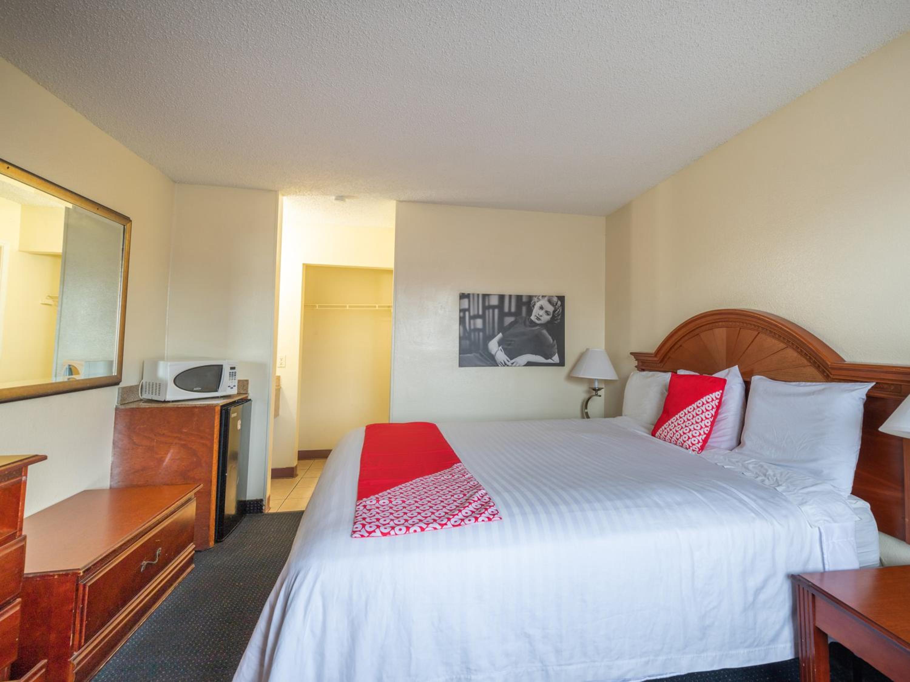 King Bed - Photo 10