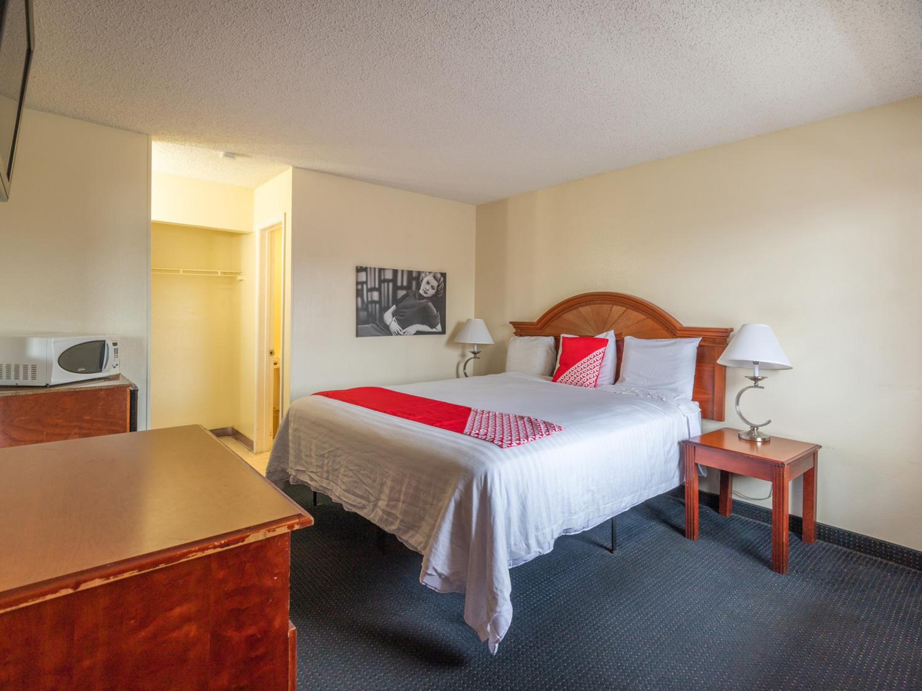 King Bed - Photo 12