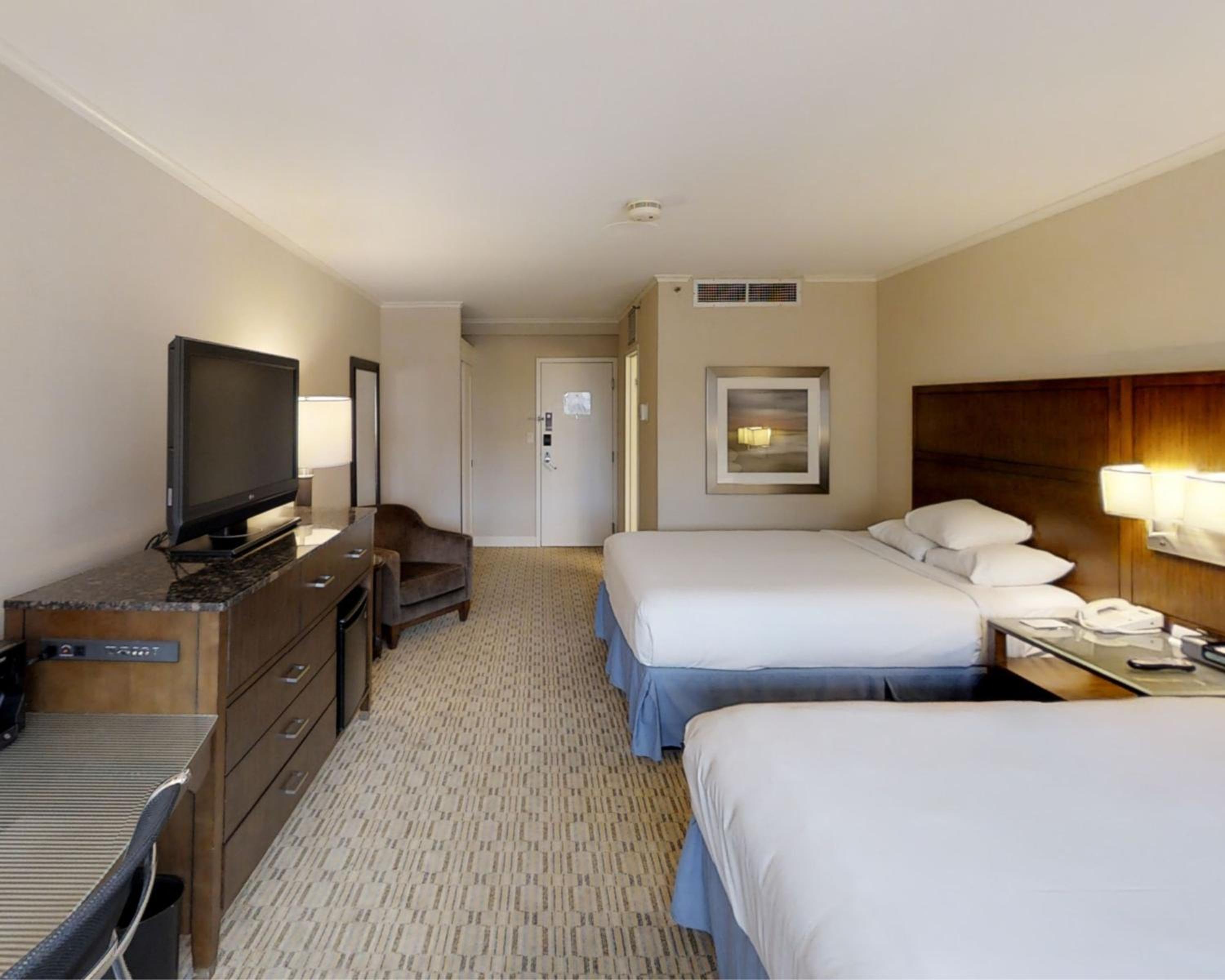 Double Room with Two Double Beds and City View  - Photo 4