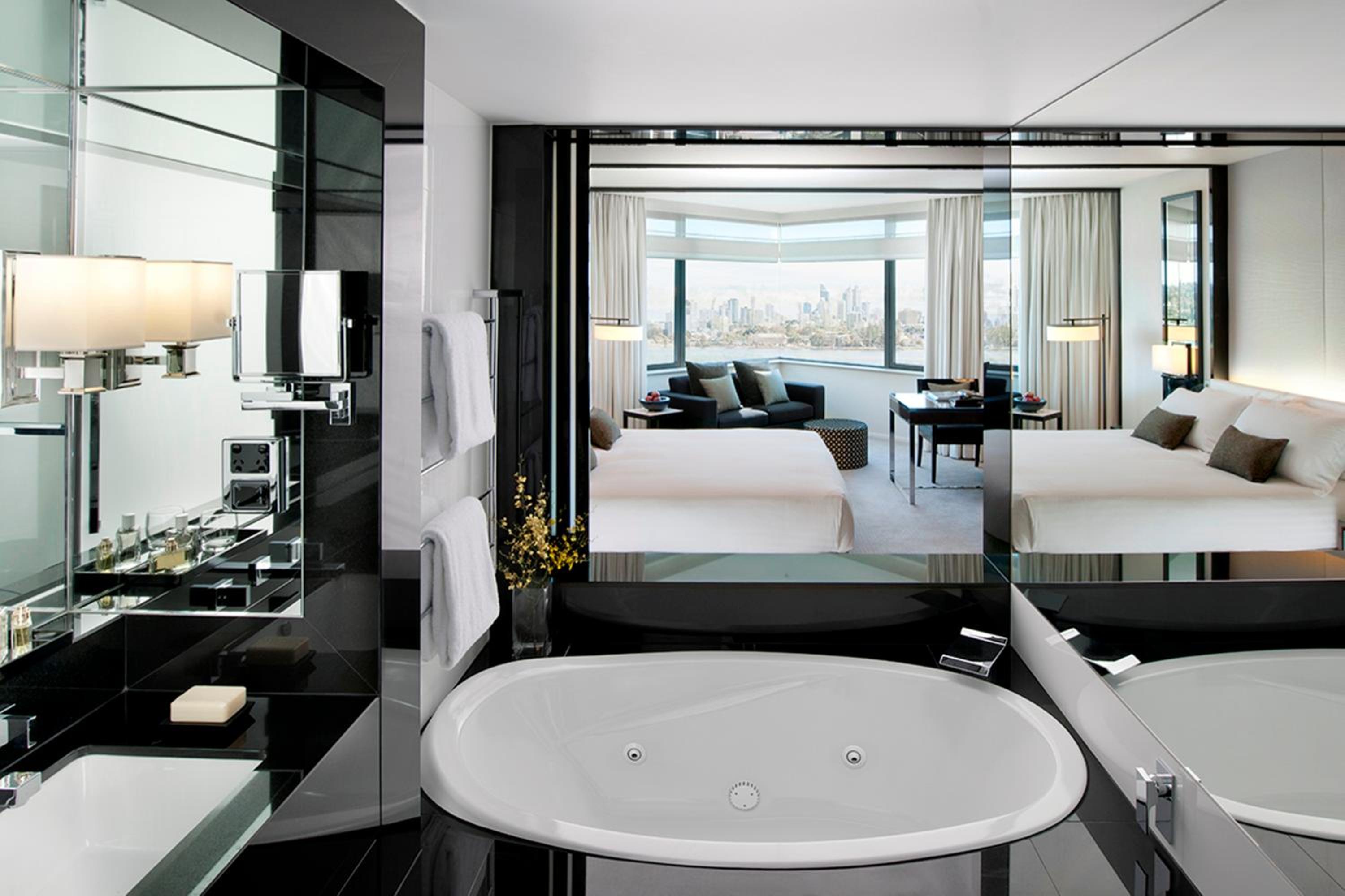 Luxe King Spa Room photo 2
