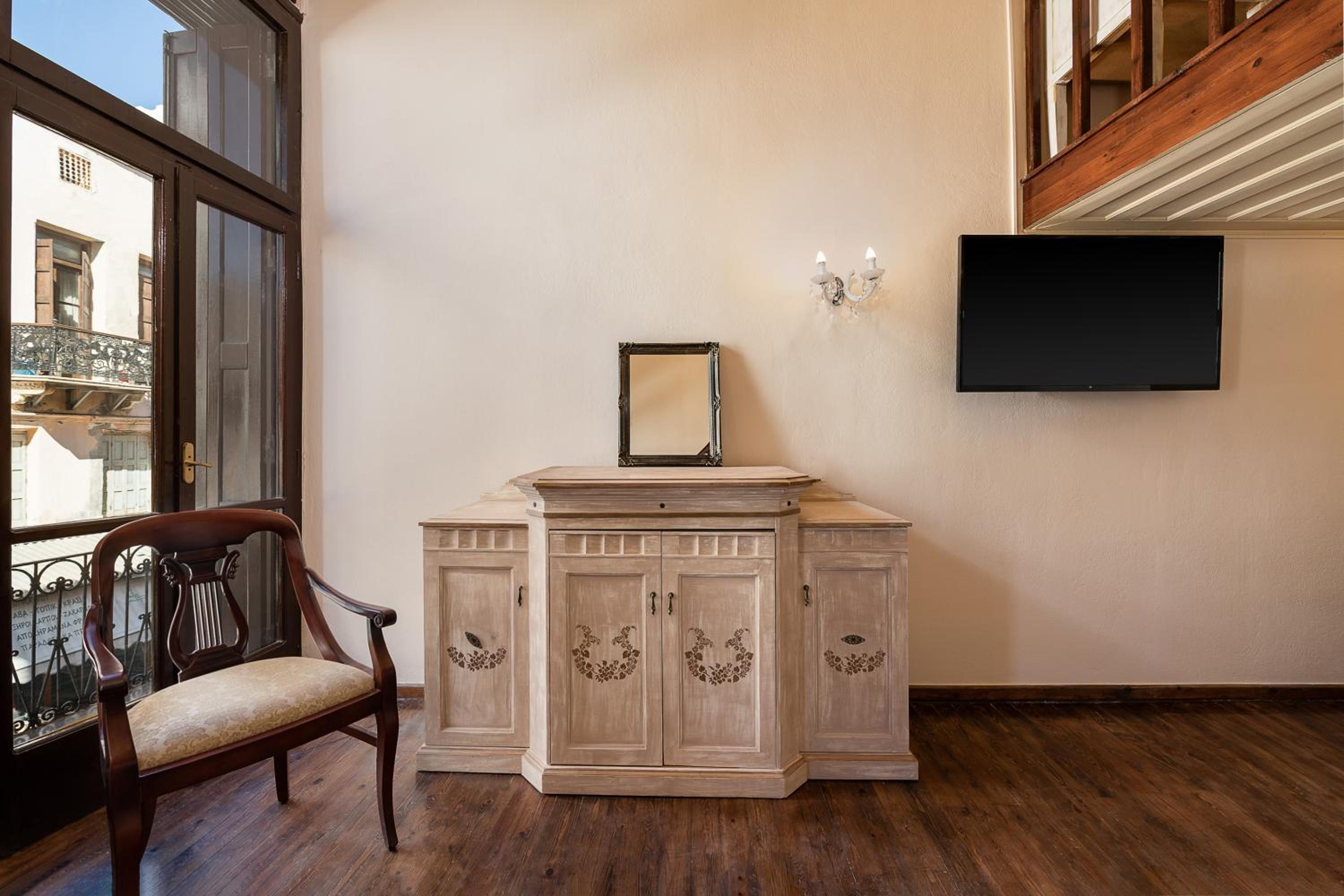 Family Suite with Balcony - Photo 12