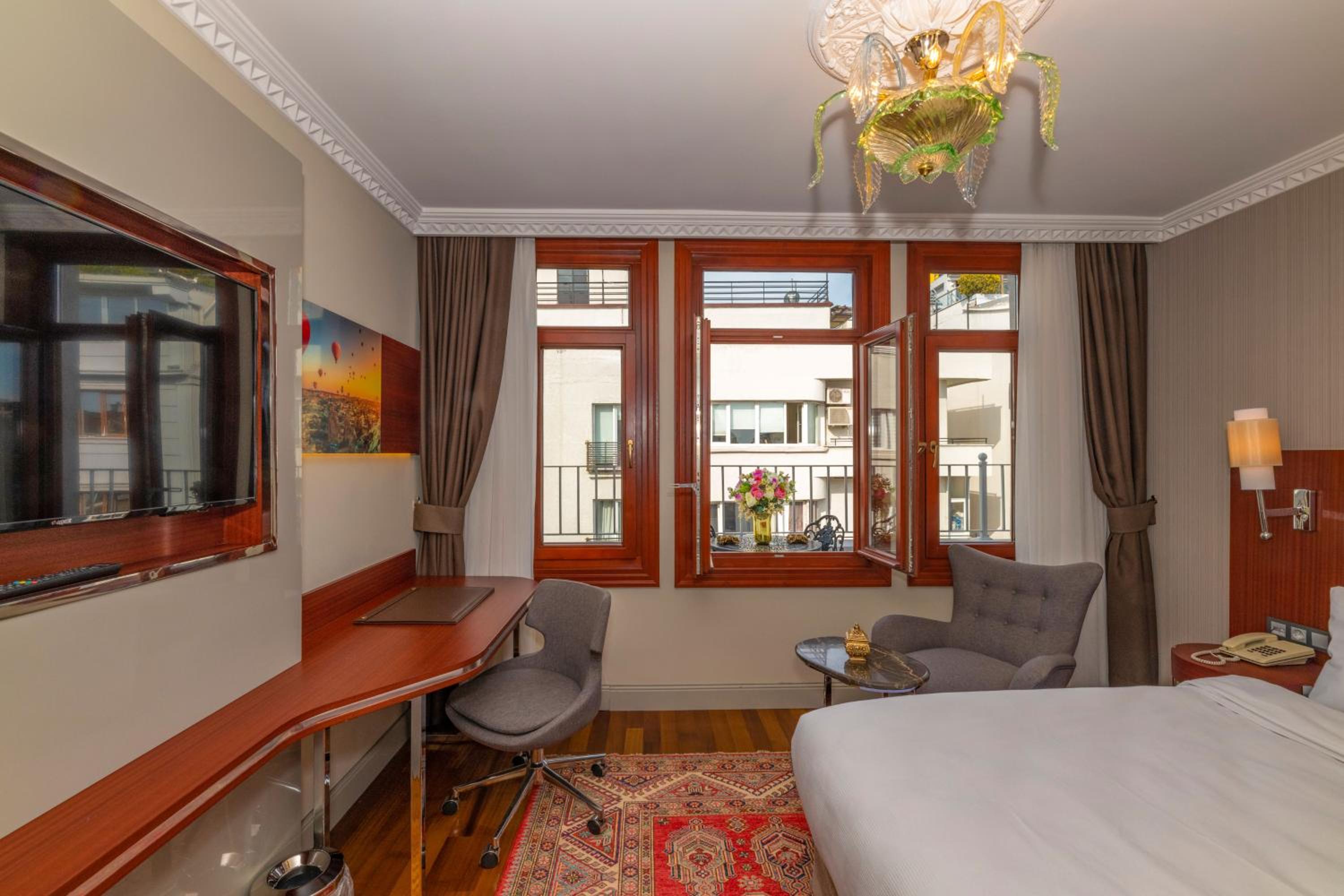 Deluxe Double Room with Balcony photo 3