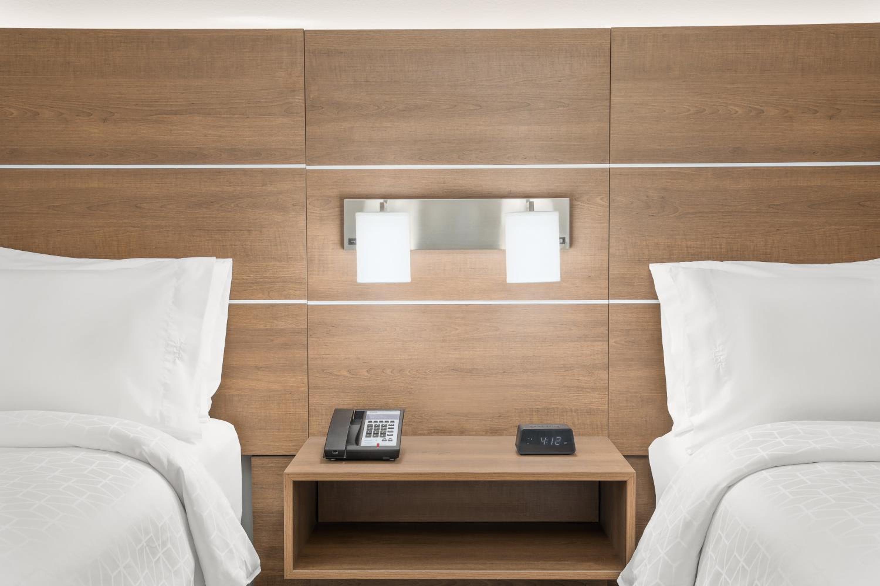 Queen Suite with Two Queen Beds - Photo 4