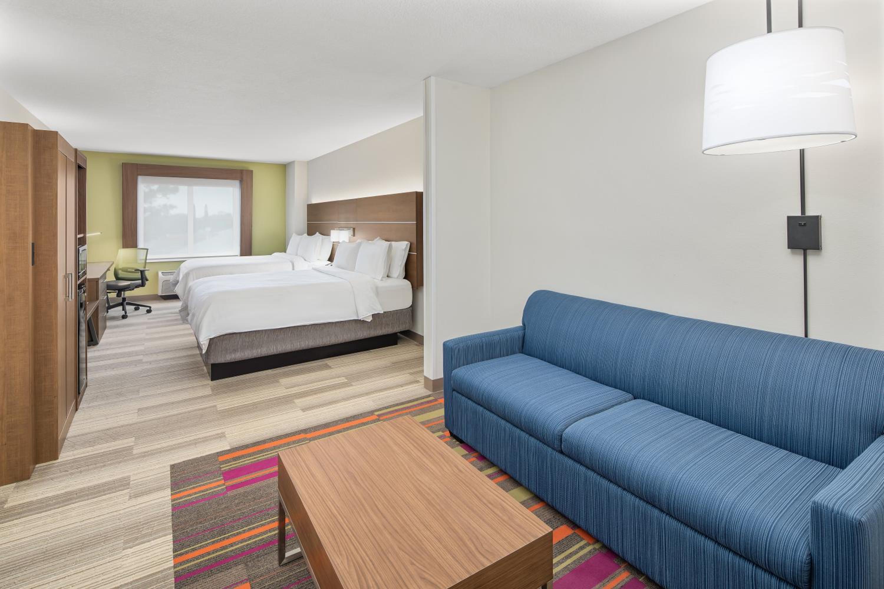 Queen Suite with Two Queen Beds - Photo 2