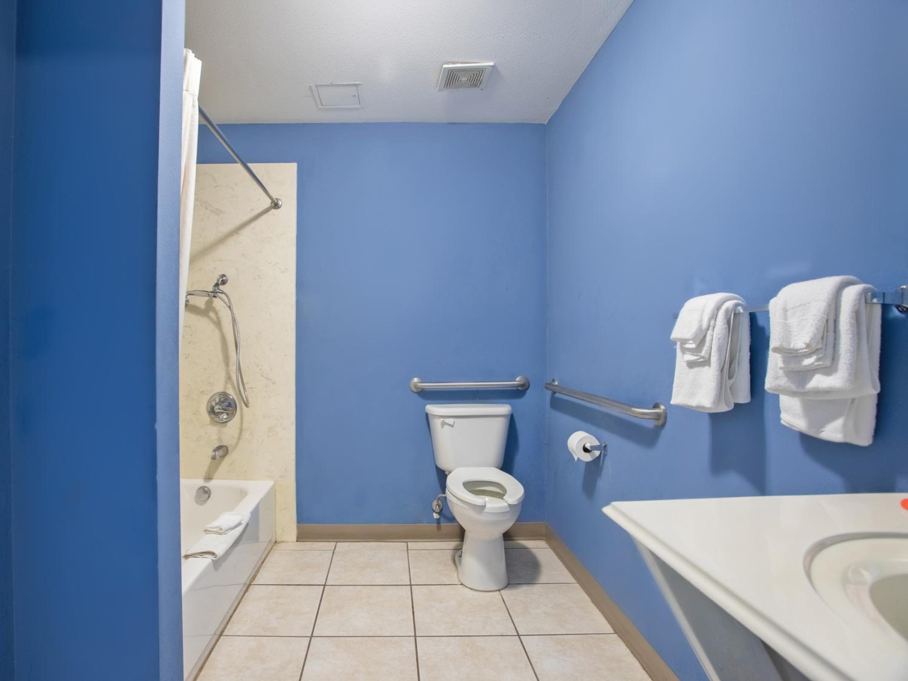 Queen Room With Two Queen Beds - Disability Access photo 2