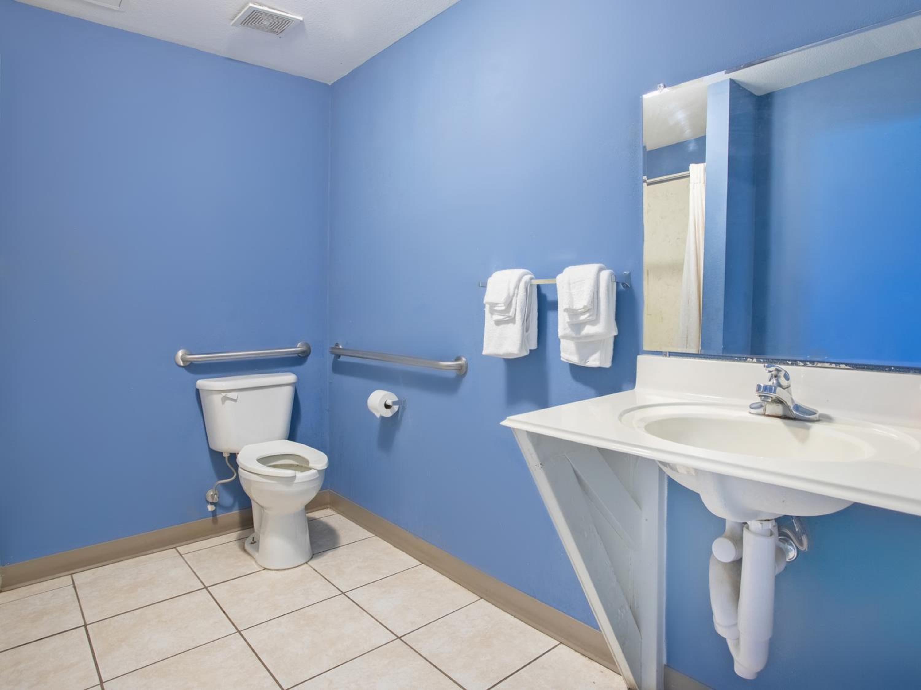 Queen Room With Two Queen Beds - Disability Access photo 3