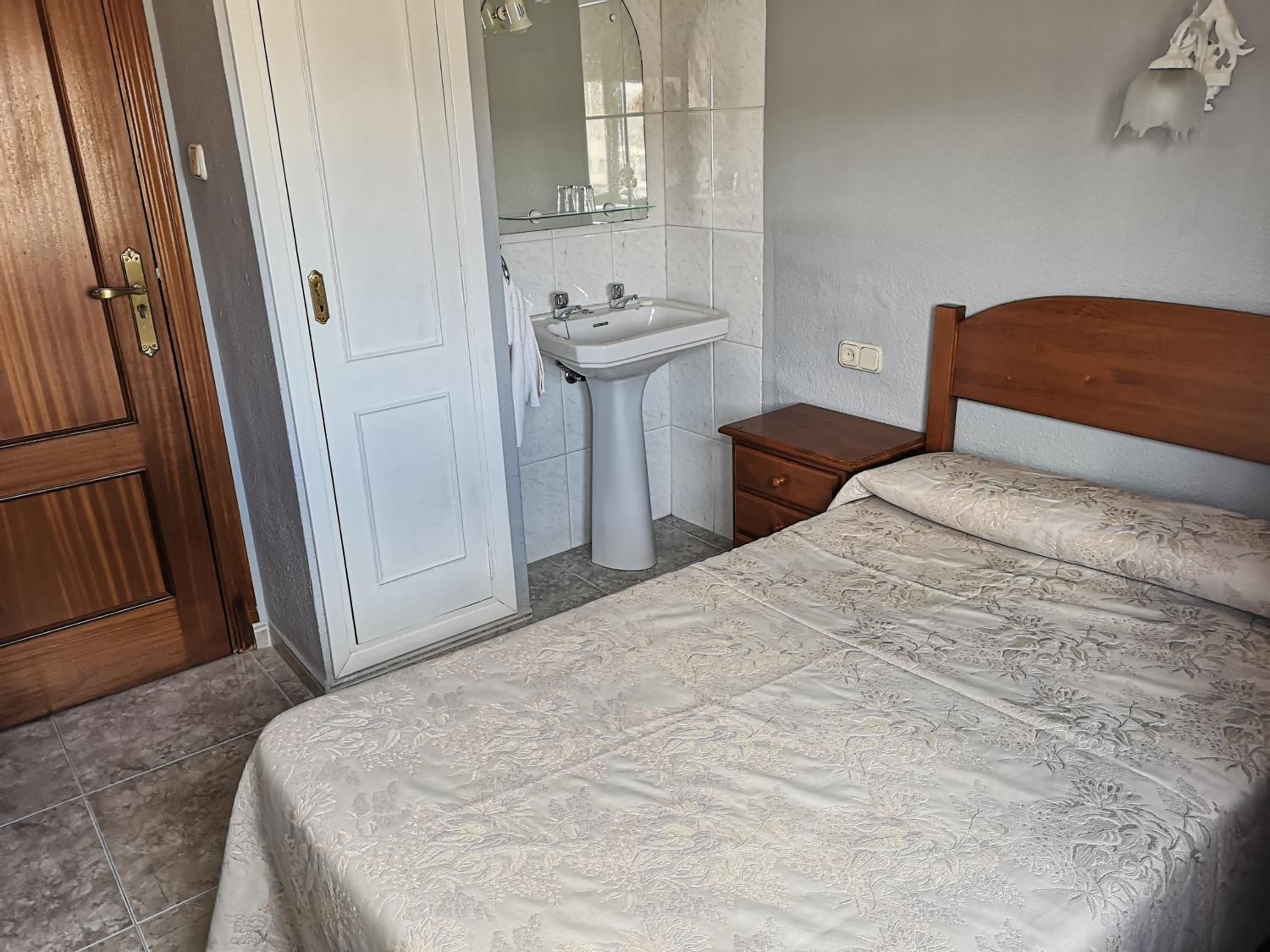 Standard Single Room With Shared Bathroom photo 2