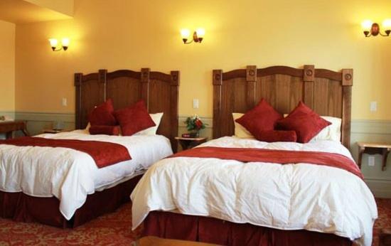 Queen Room with Two Queen Beds photo 1