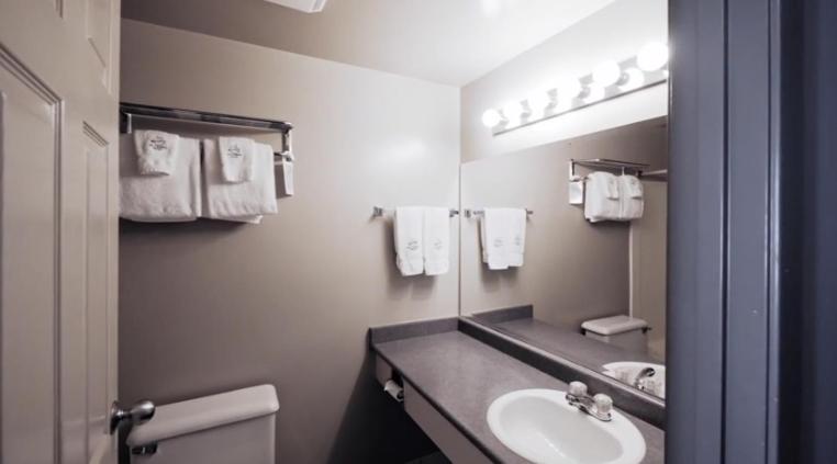 Queen Room with Two Queen Beds and Kitchenette photo 3
