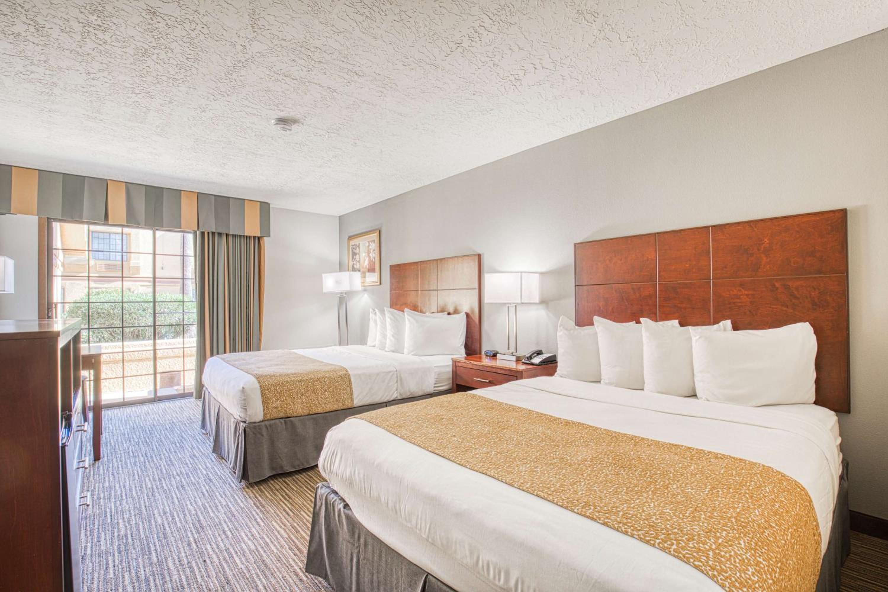 Queen Room with Two Queen Beds - Disability Access photo 2