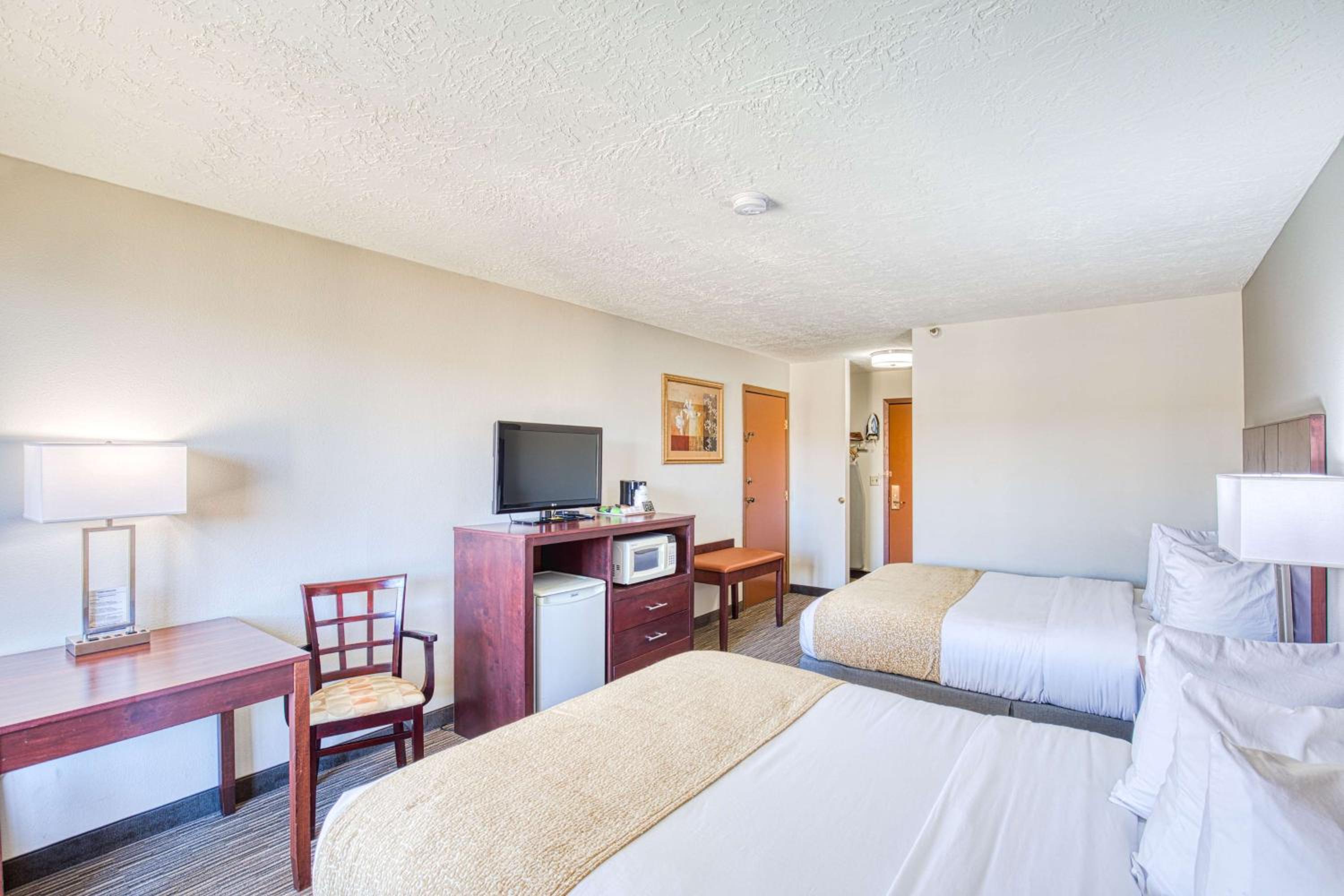 Queen Room with Two Queen Beds - Non-Smoking photo 2