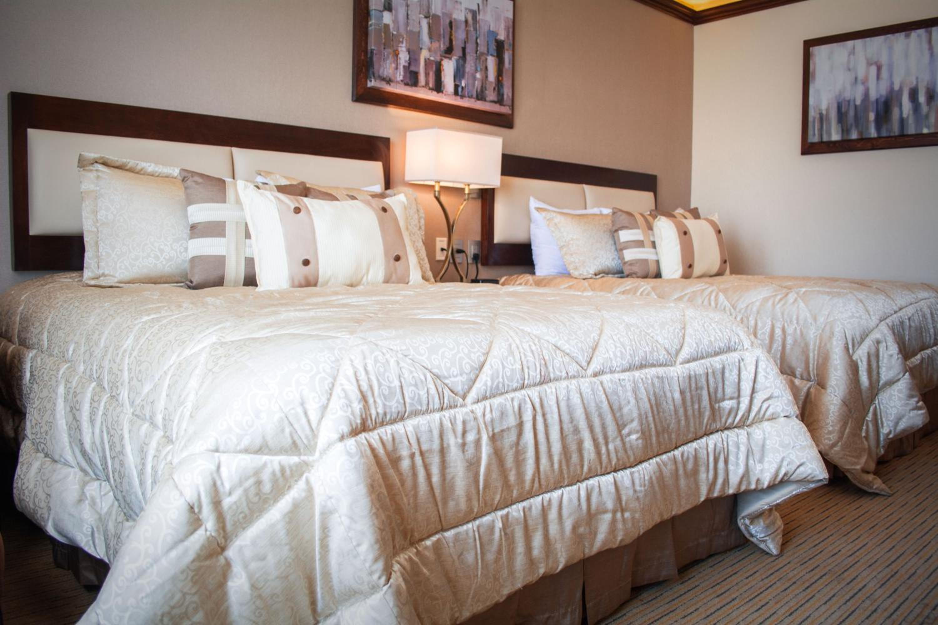 Standard Queen Room with Two Queen Beds - Non-Smoking - Photo 3