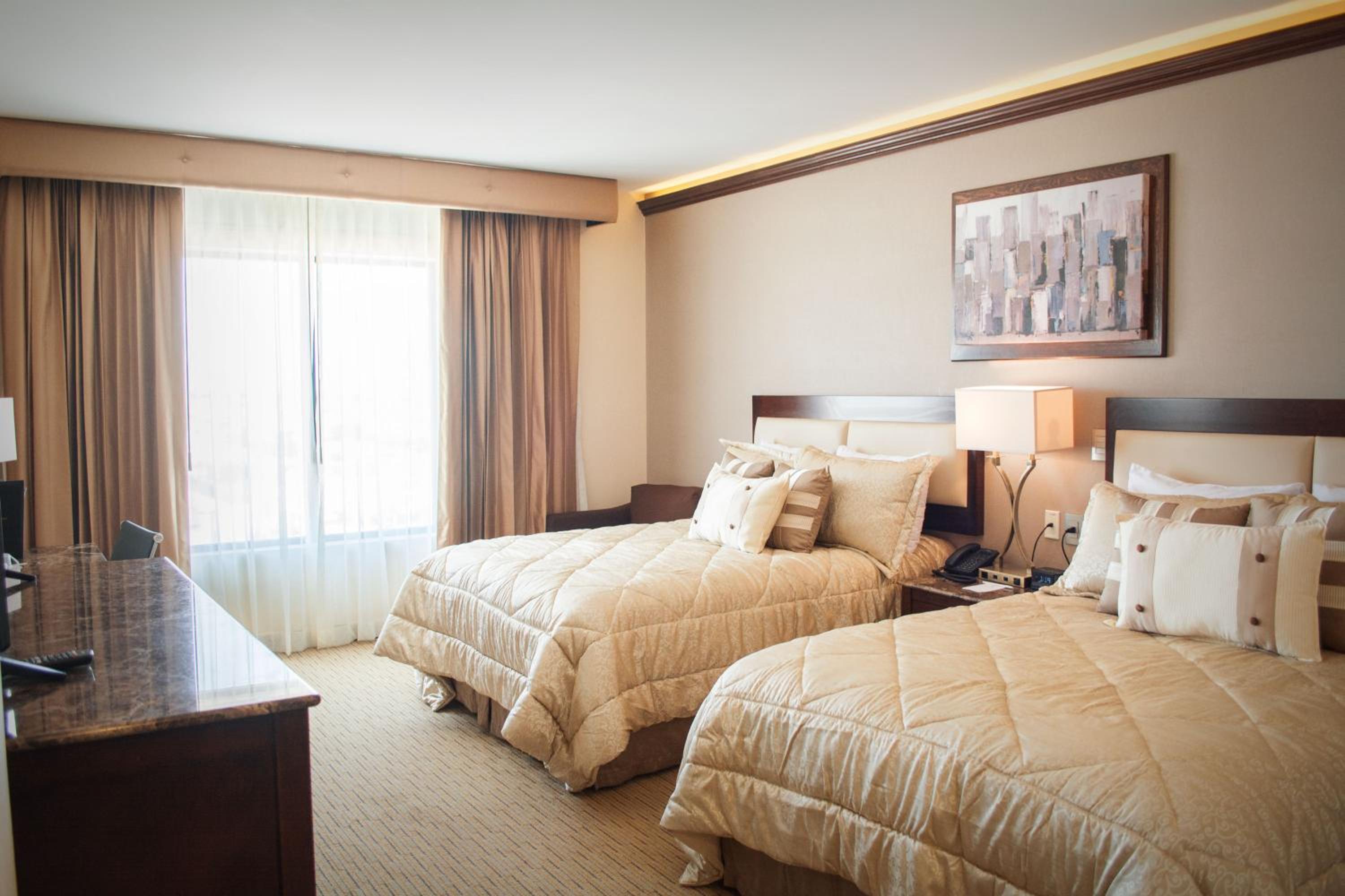 Standard Queen Room with Two Queen Beds - Non-Smoking - Photo 4