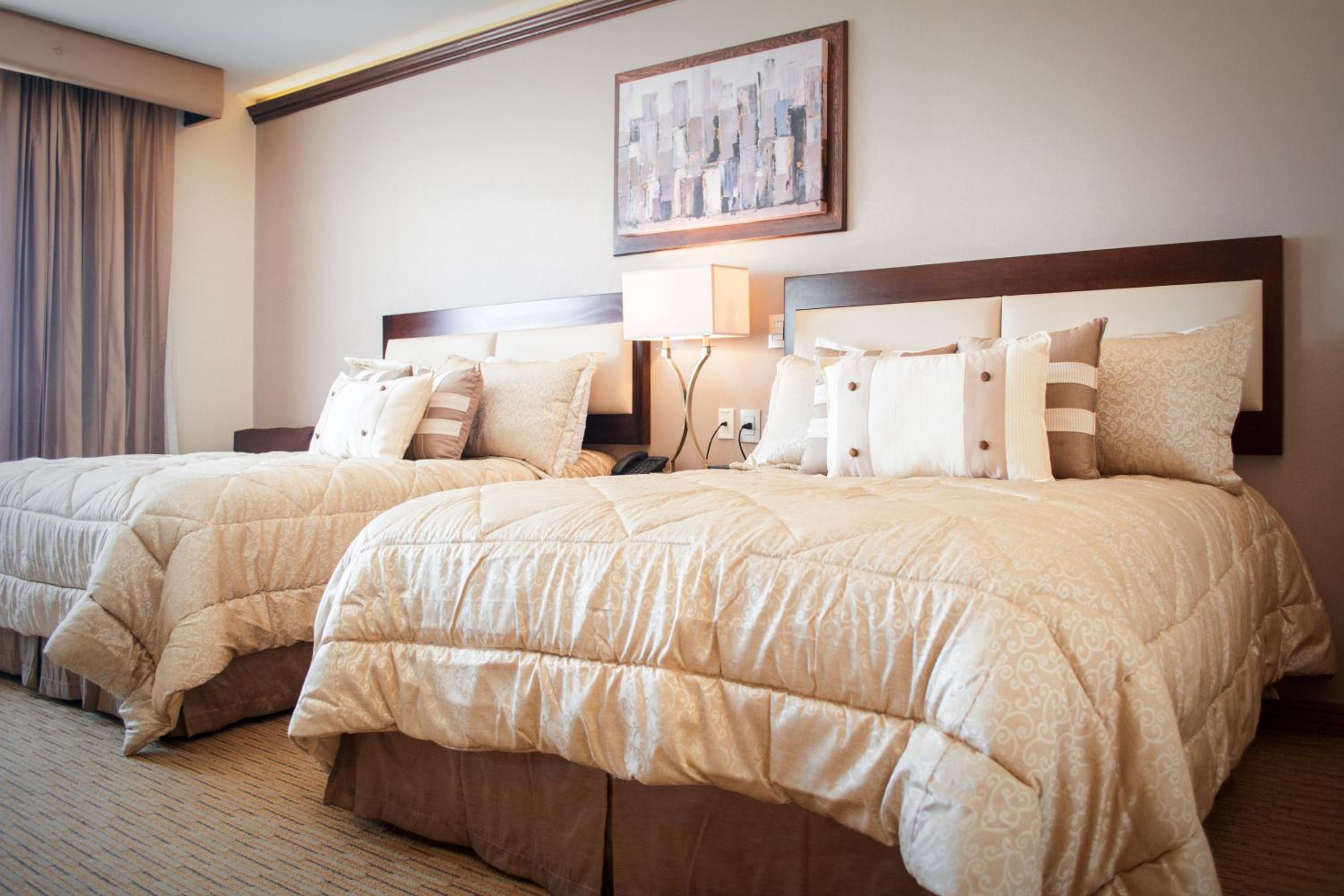 Standard Queen Room with Two Queen Beds - Non-Smoking - Photo 2