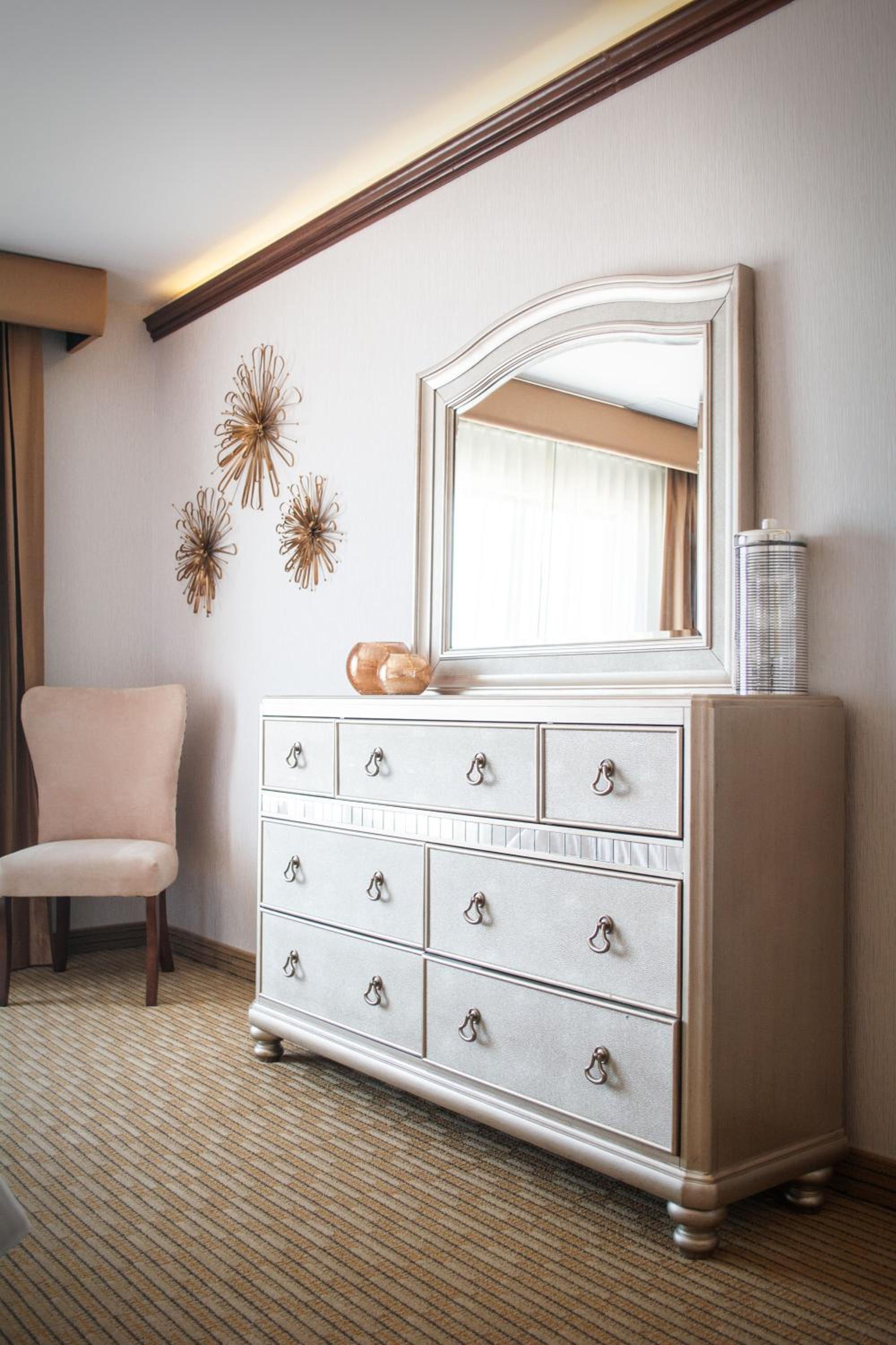 Junior King Suite - Non-Smoking - Photo 4