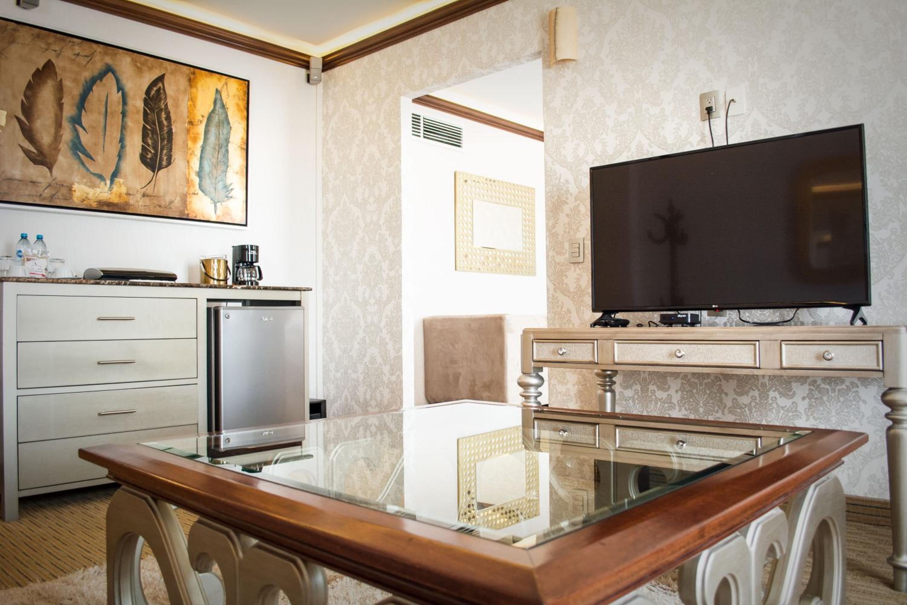 Junior King Suite - Non-Smoking - Photo 1